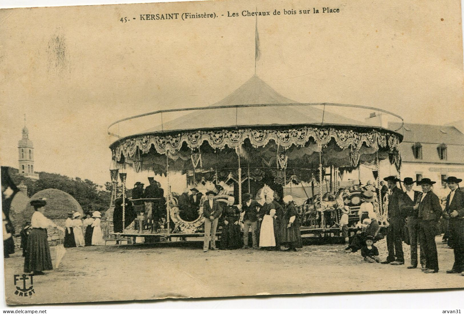 K E R S A I N T   -  LES CHEVAUX De BOIS Sur La PLACE - BEAU CLICHE ASSEZ RARE - - Kersaint-Plabennec