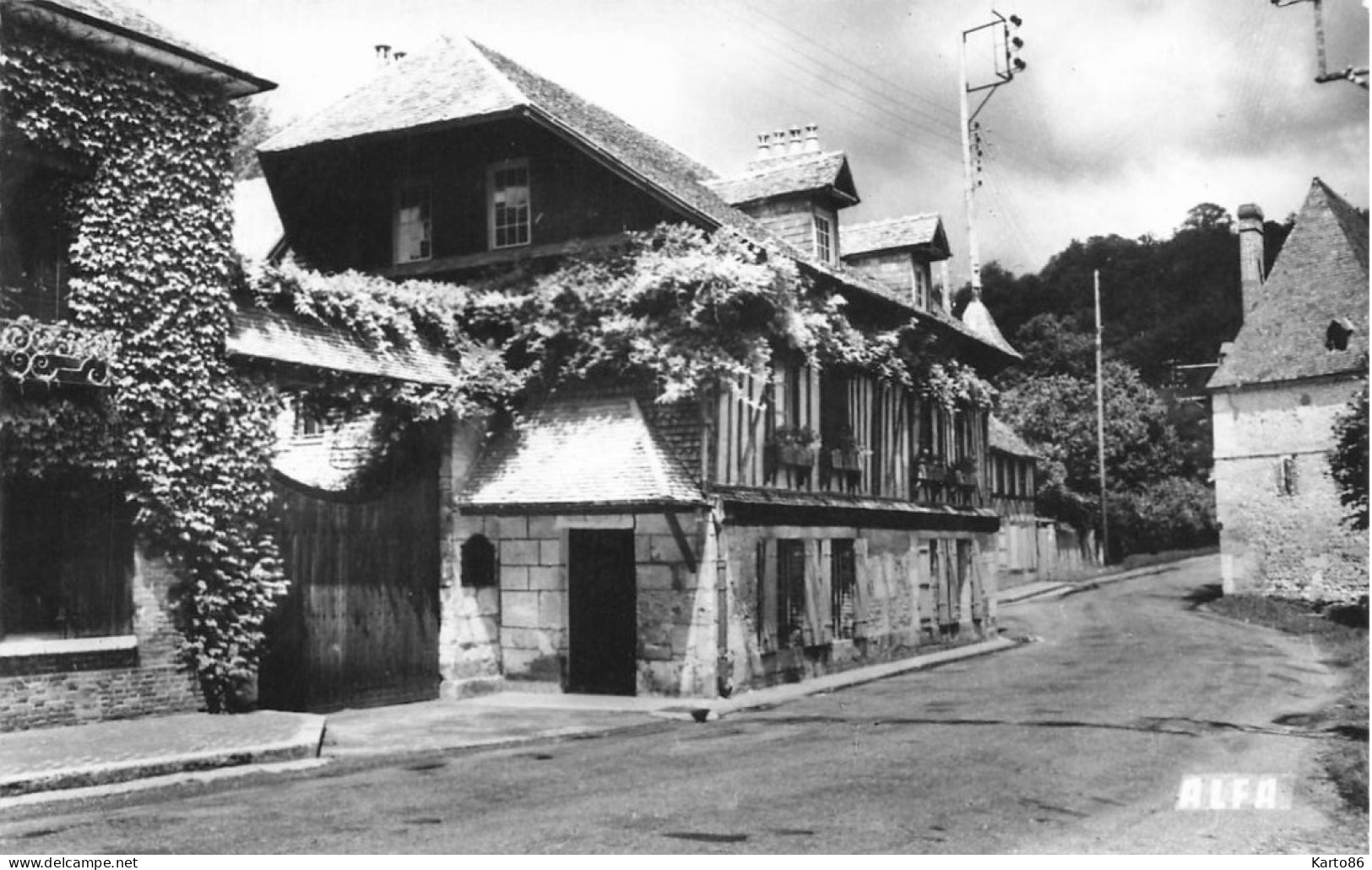 Acquigny * Rue Et Le Vieux Logis - Acquigny