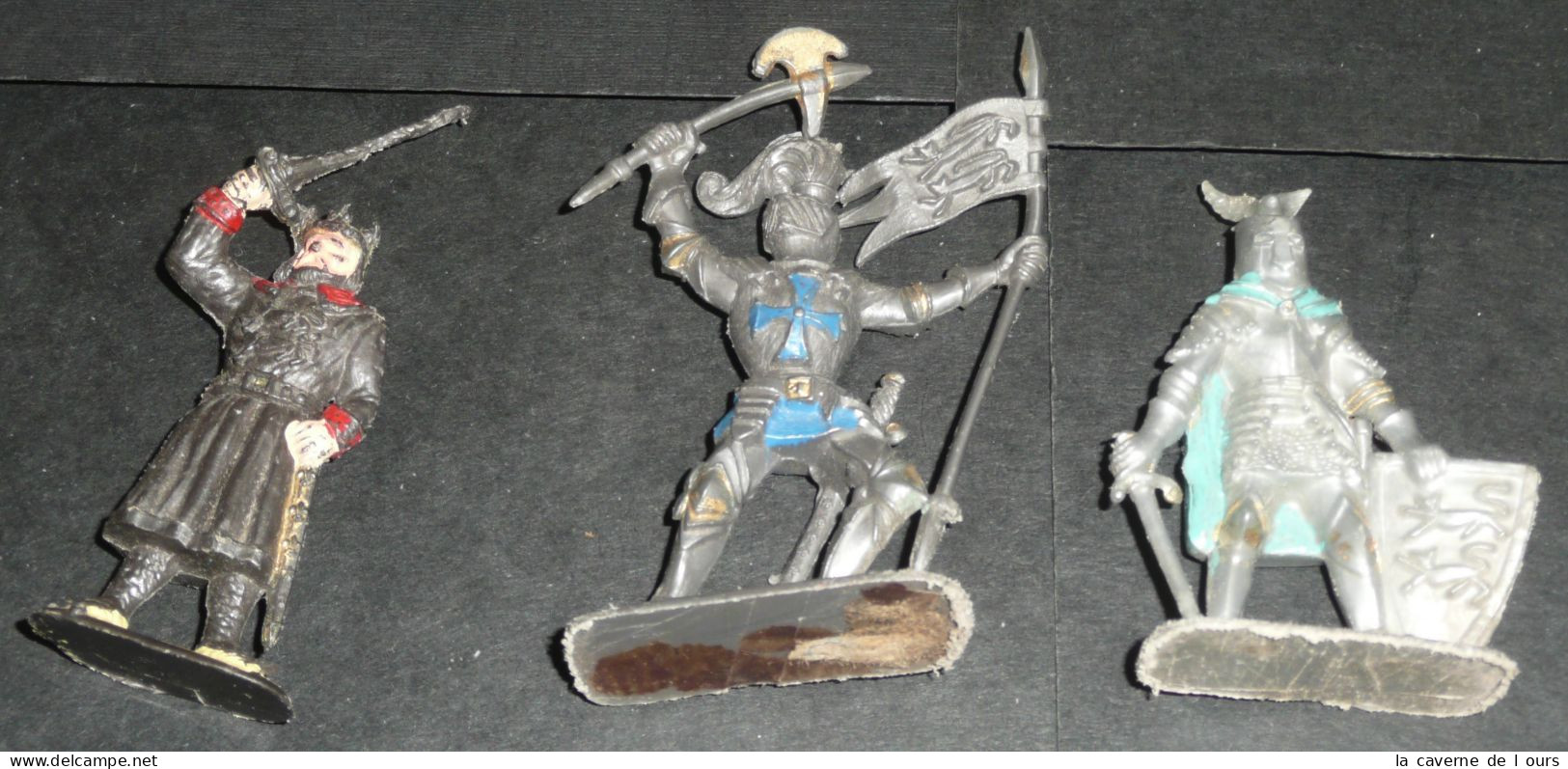 Lot Jouets Anciens 3 Personnages Plastique Vintage Soldats Guerriers Chevalier Armures Roi - Leger