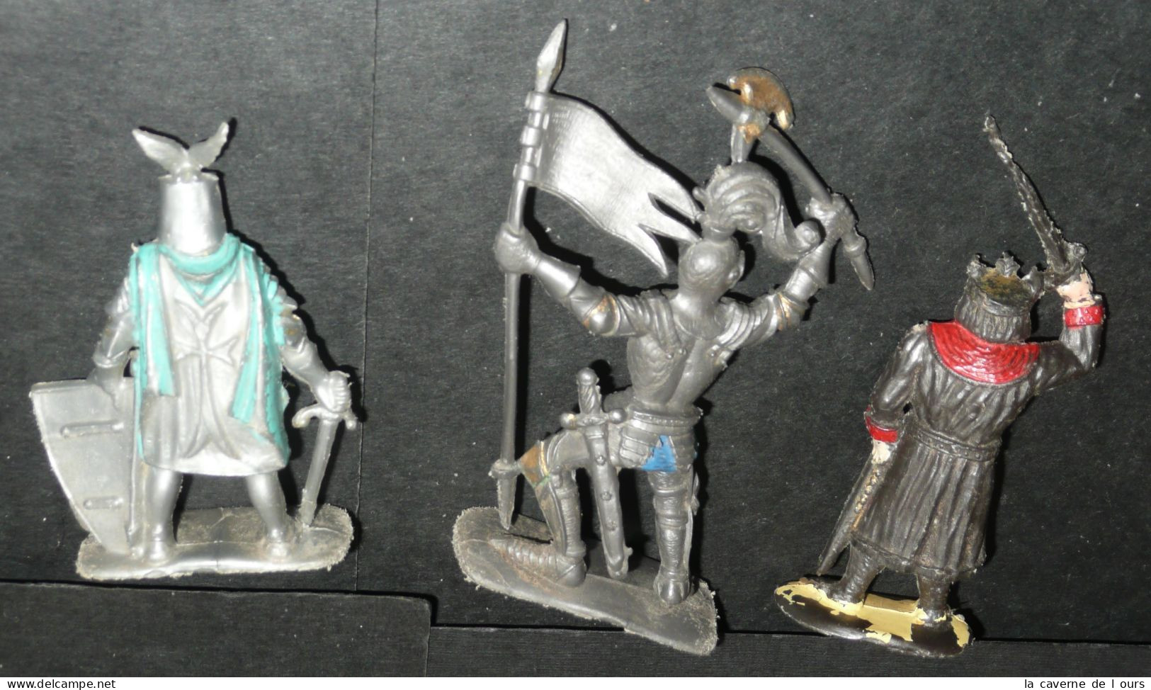 Lot Jouets Anciens 3 Personnages Plastique Vintage Soldats Guerriers Chevalier Armures Roi - Militari
