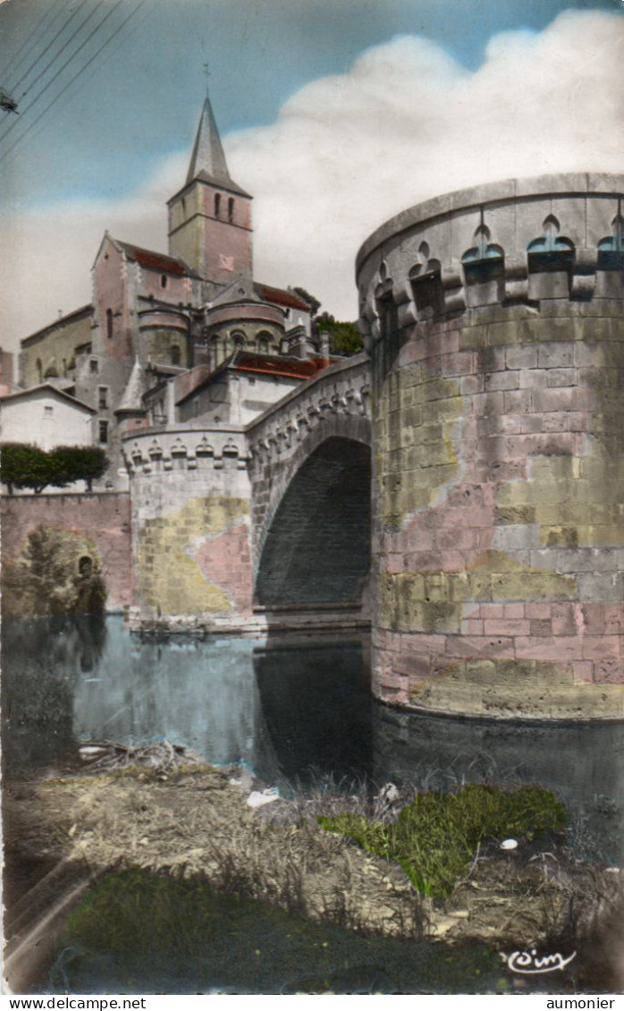 MONTMORILLON ( 86 ) - Le Vieux Pont Sur Le Gartempe Et L'Eglise Notre-Dame ( CPSM Dentelée ) - Montmorillon