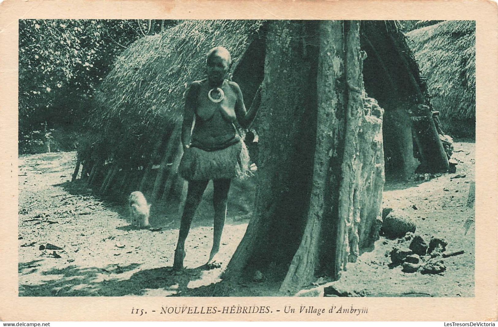 VANUANTU - Nouvelles Hébrides - Un Village D'Ambruyiii - Femme - Carte Postale Ancienne - Vanuatu