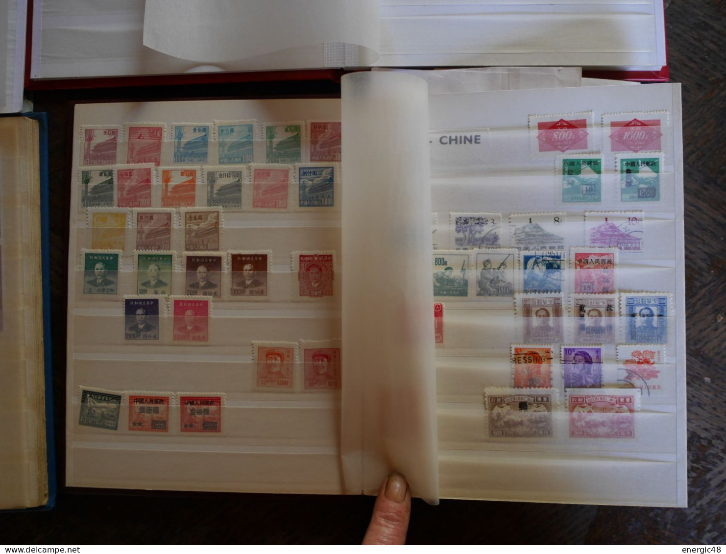 4  petits albums de timbres  dont chine et autre choses a voir! départ 1€