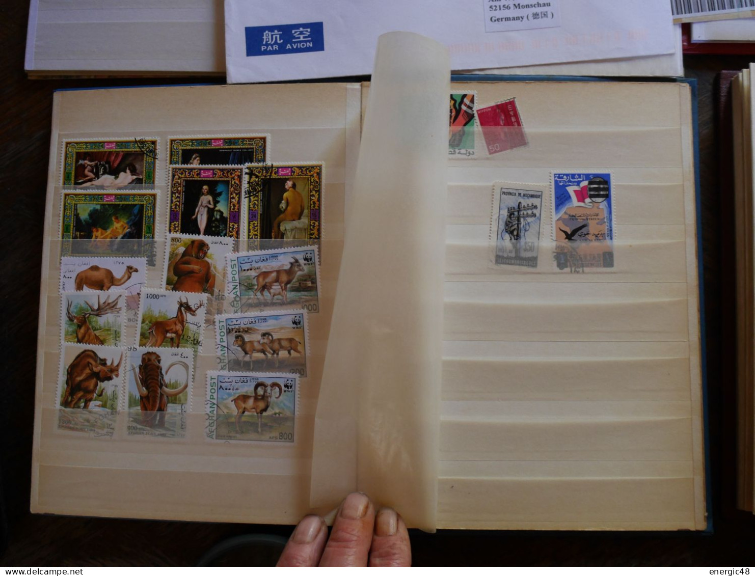 4  petits albums de timbres  dont chine et autre choses a voir! départ 1€
