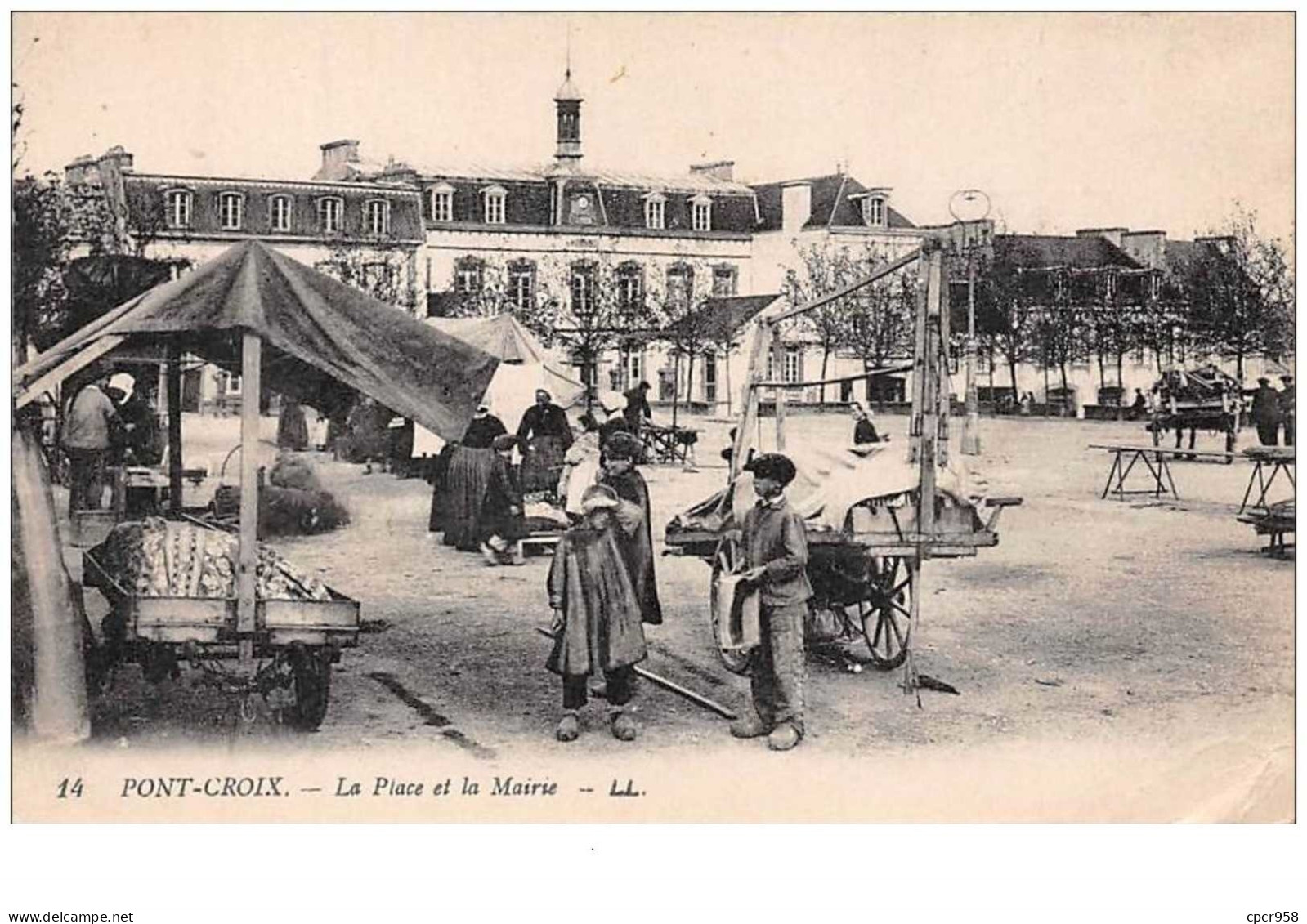 29 . N°50425 .  Pont Croix .  La Place Et La Mairie - Pont-Croix