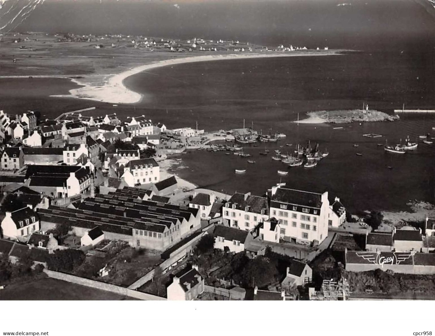 29.  N°200372 .  LESCONIL .  LE PORT ET LA PLAGE DES SABLES BLANCS  . CPSM . 14,5 X 10,5 - Lesconil