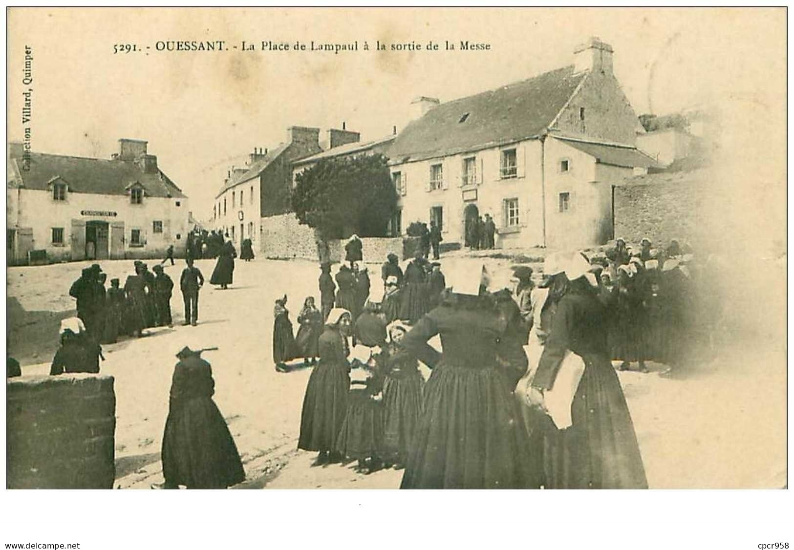 29 . N°38637 . Ile D Ouessant. La Place De Lampaul A La Sortie De La Messe - Ouessant