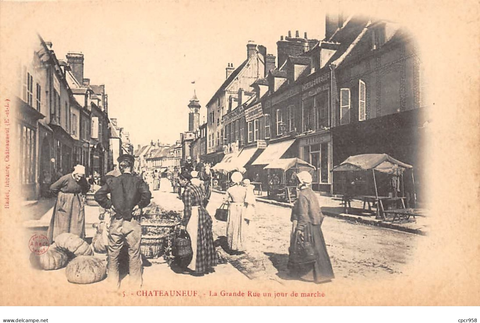 28 . N°105983 . Chateauneuf .la Grande Rue Un Jour De Marché . - Châteauneuf
