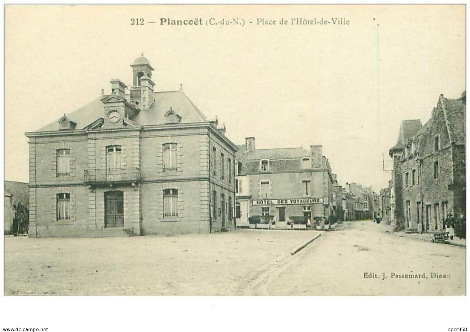 22.PLANCOET.n°15363.PLACE DE L'HOTEL DE VILLE.HOTEL DES VOYAGEURS - Plancoët