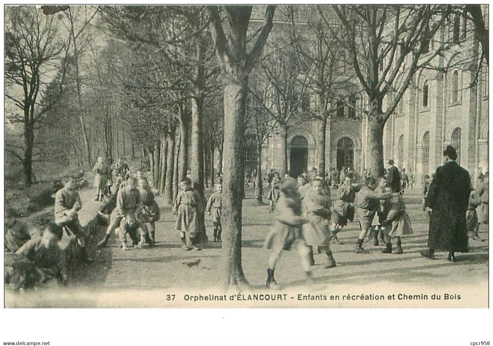 78.ELANCOURT.n°15913.ORPHELINAT.ENFANTS EN RECREATION ET CHEMIN DU BOIS - Elancourt