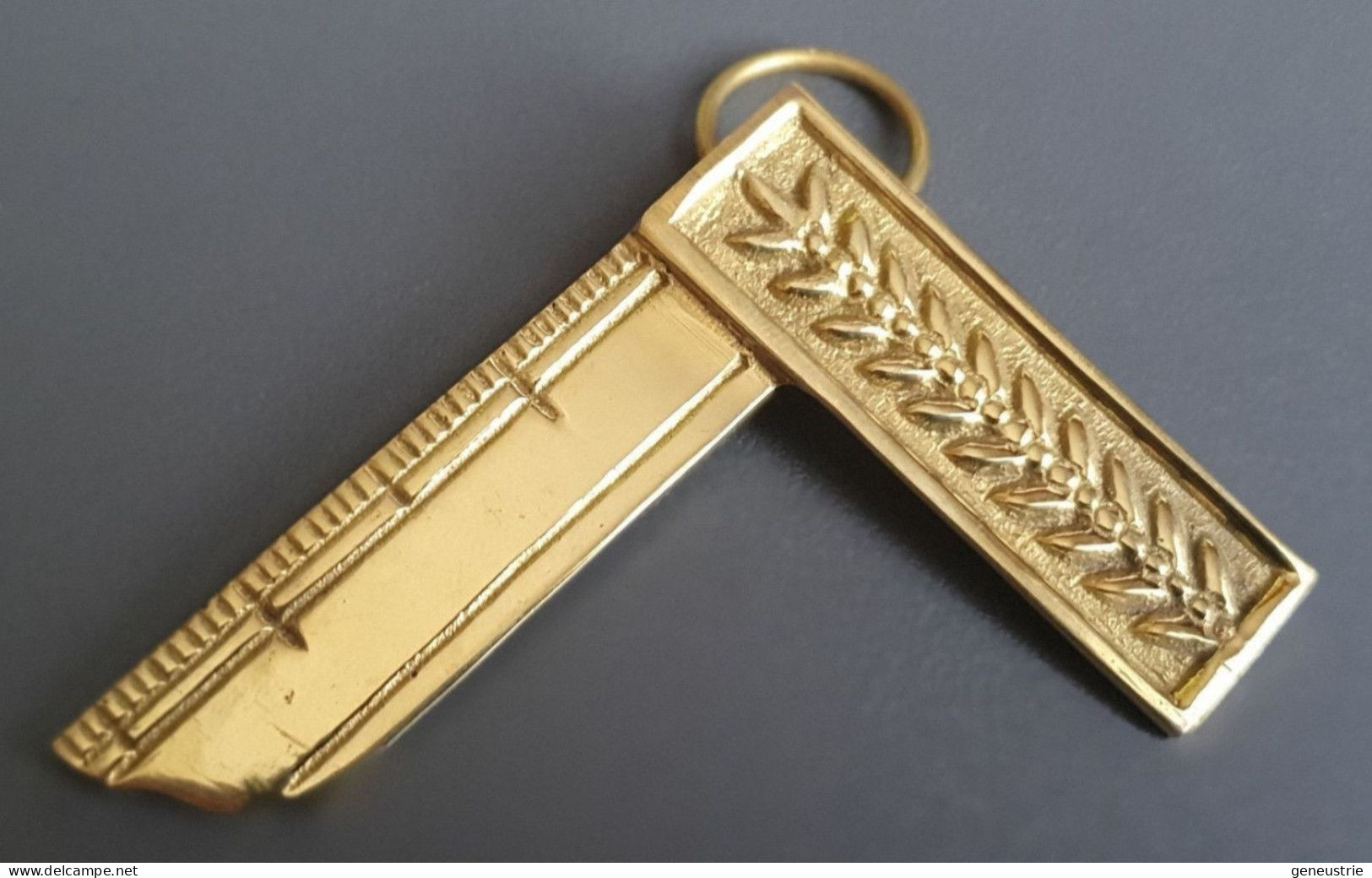 Médaille Maçonnique De Vénérable Maître "Equerre De Sautoir" Symbole Franc-maçon / Franc-maçonnerie - Hangers