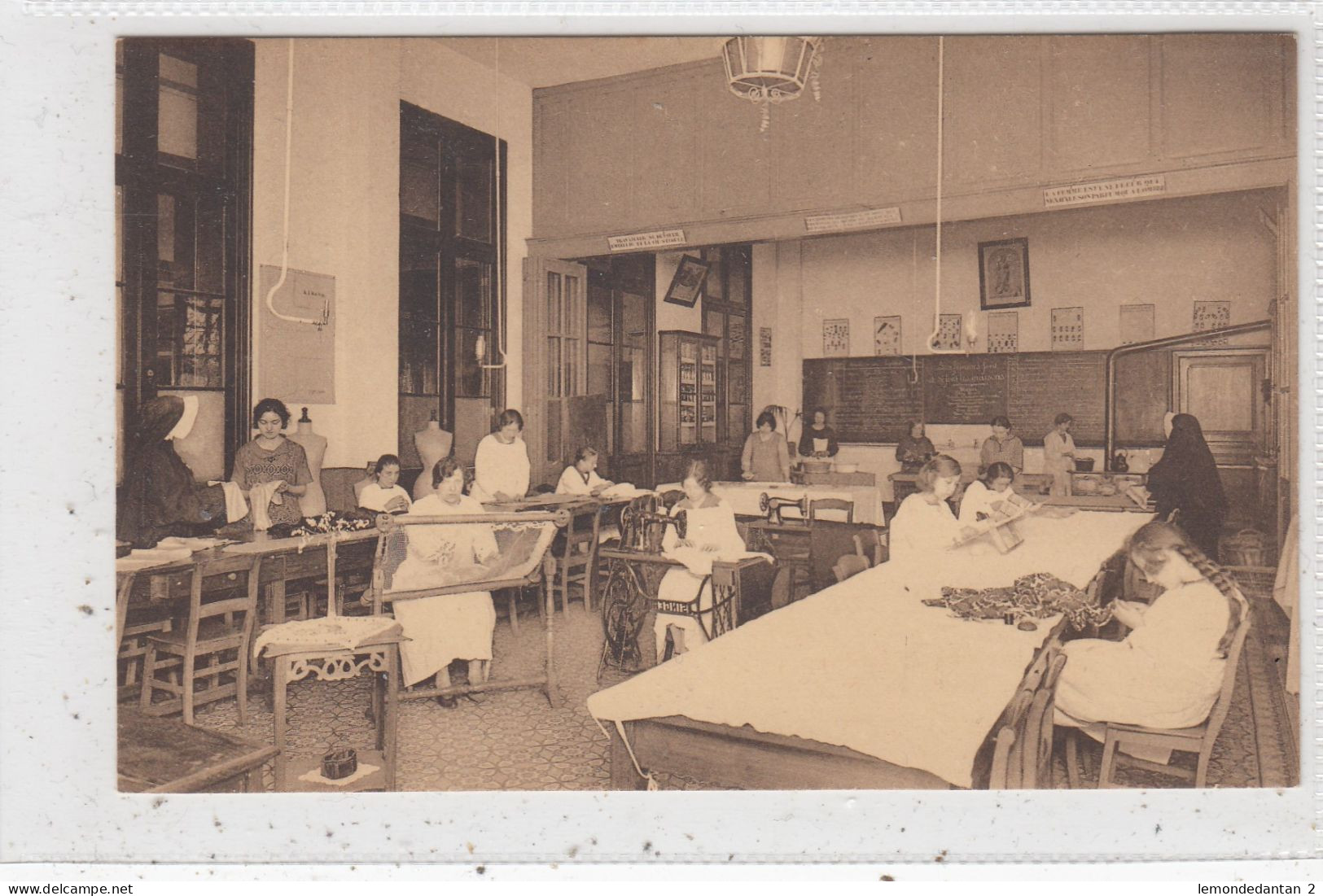 La Louvière. Etablissement Des Dames De La Croix. Ecole Ménagère Et Atelier D'apprentissage. * - La Louvière