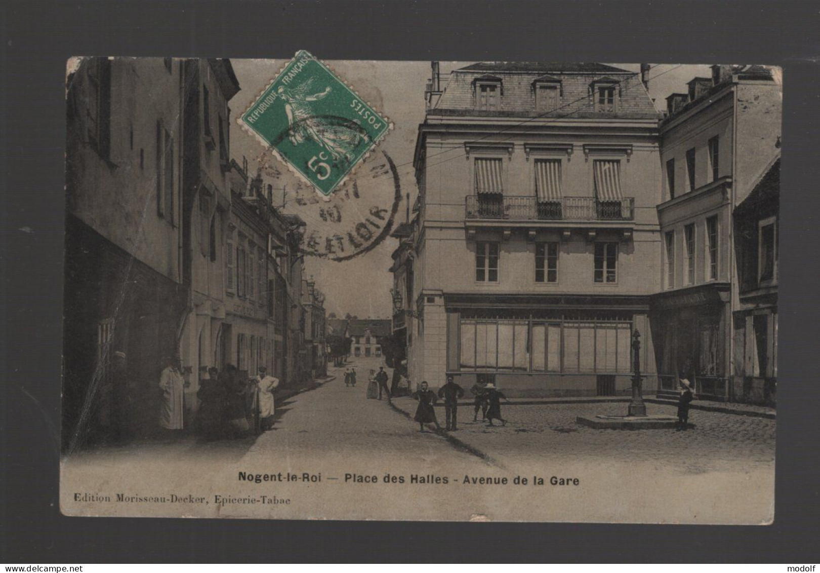 CPA - 28 - Nogent-le-Roi - Place Des Halles - Avenue De La Gare - Animée - Circulée - Nogent Le Roi