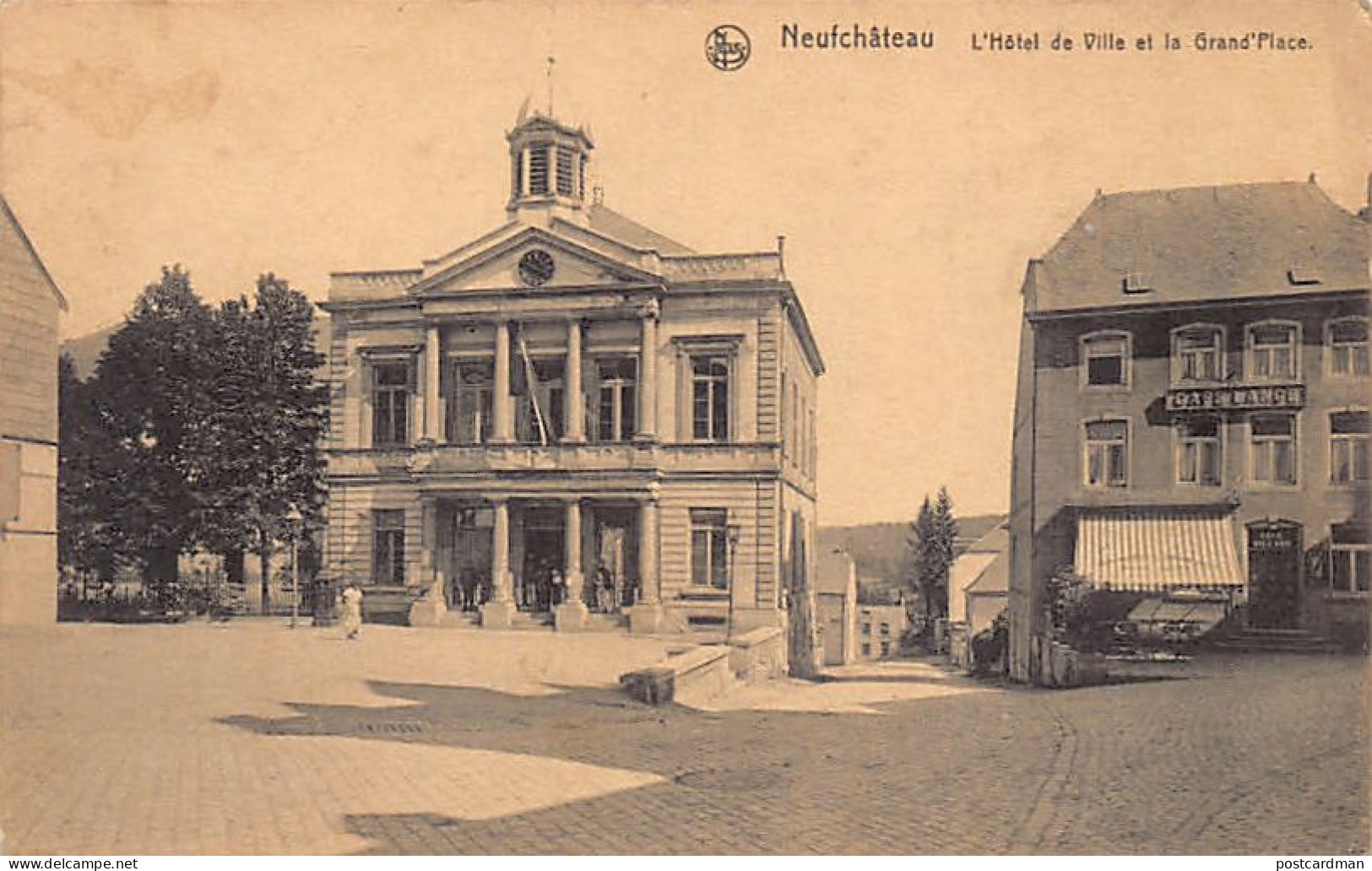 NEUFCHÂTEAU (Prov. Lux.) L'Hôtel De Ville Et La Grand'Place - Café Lange - Neufchâteau