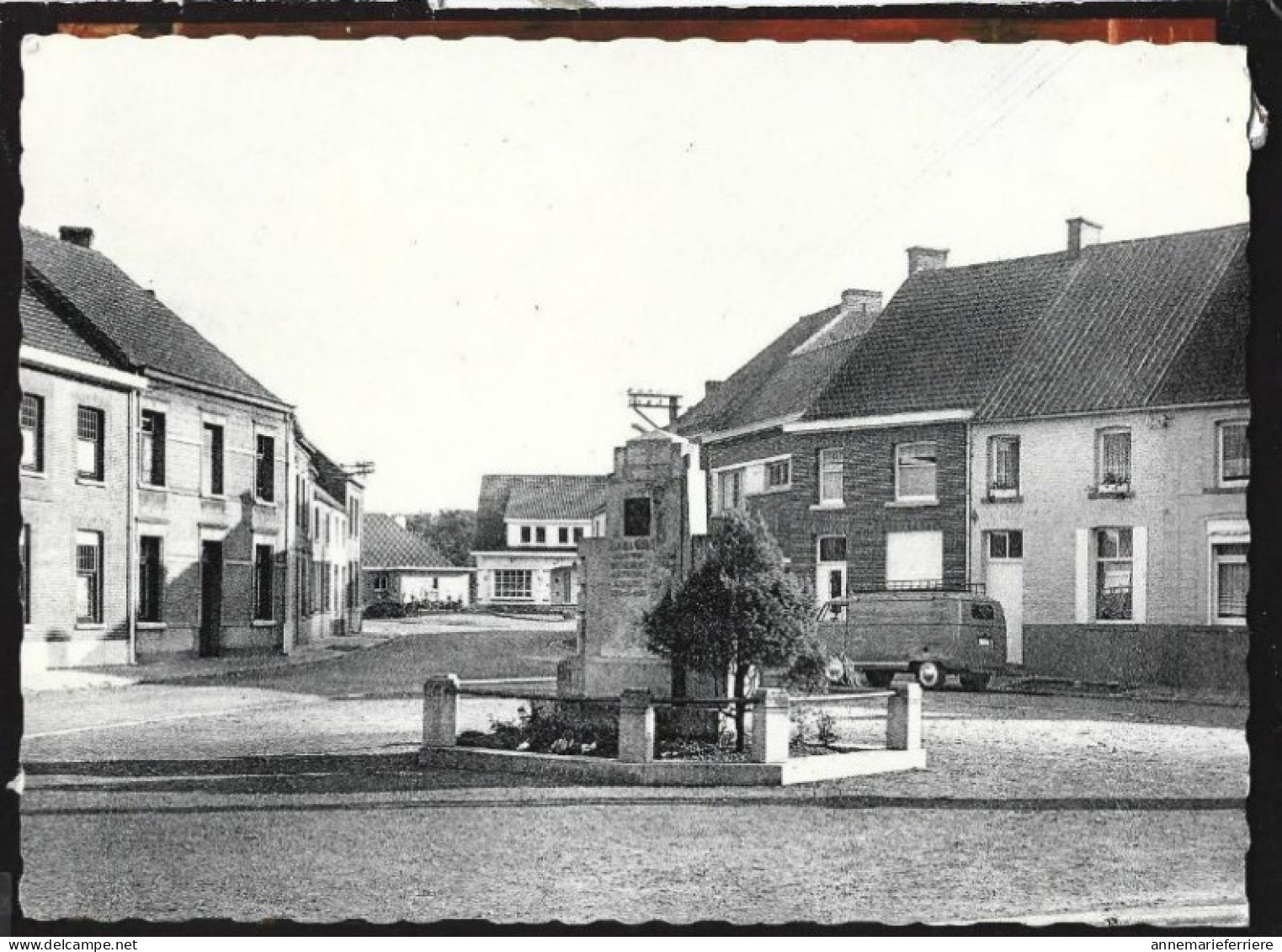 Basècles - Place Emile Vandervelde Et Monument Alfred Gors - Beloeil