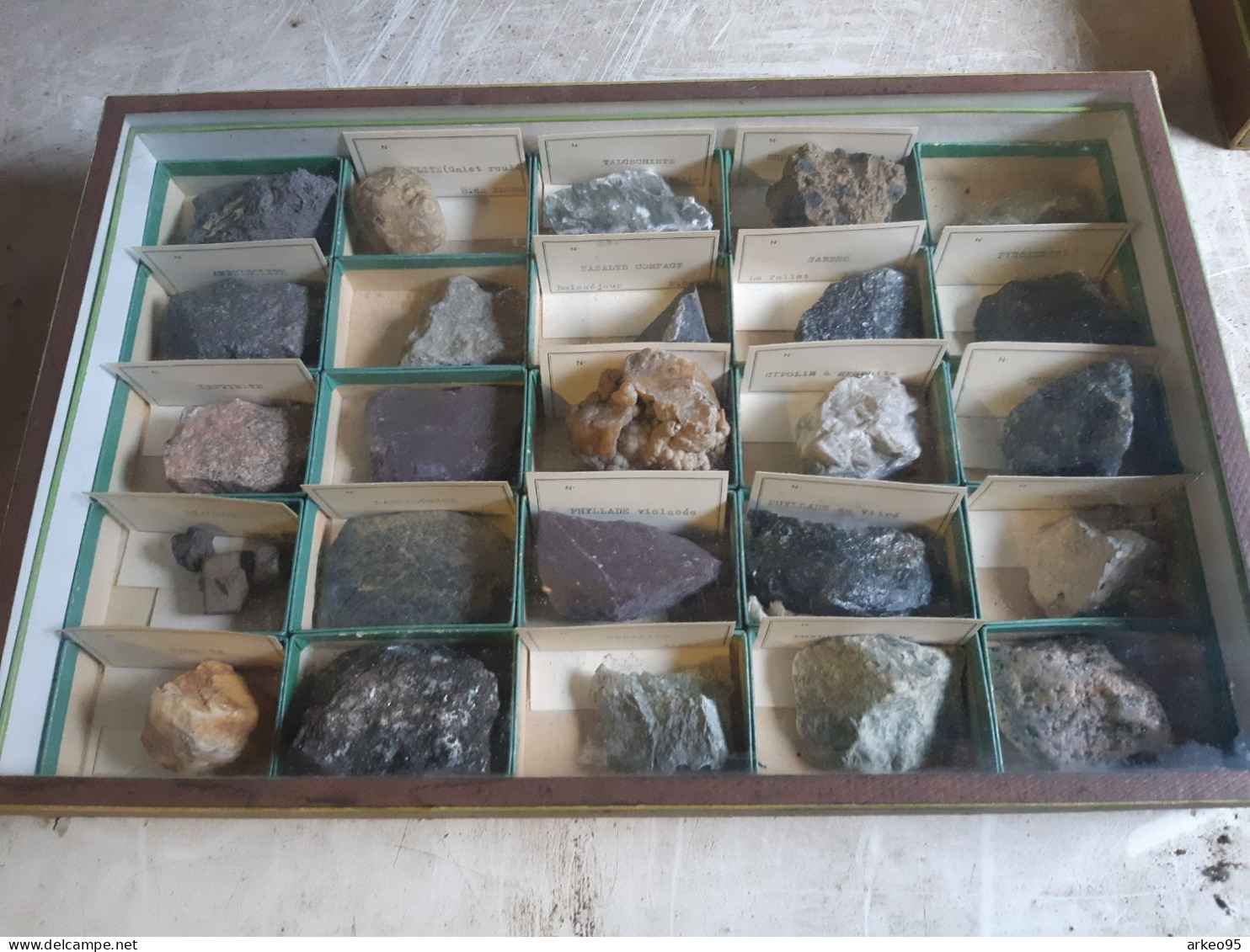 Lot De 2 Boîtes De Roches Et Minéraux, Ancienne Collection - Mineralien