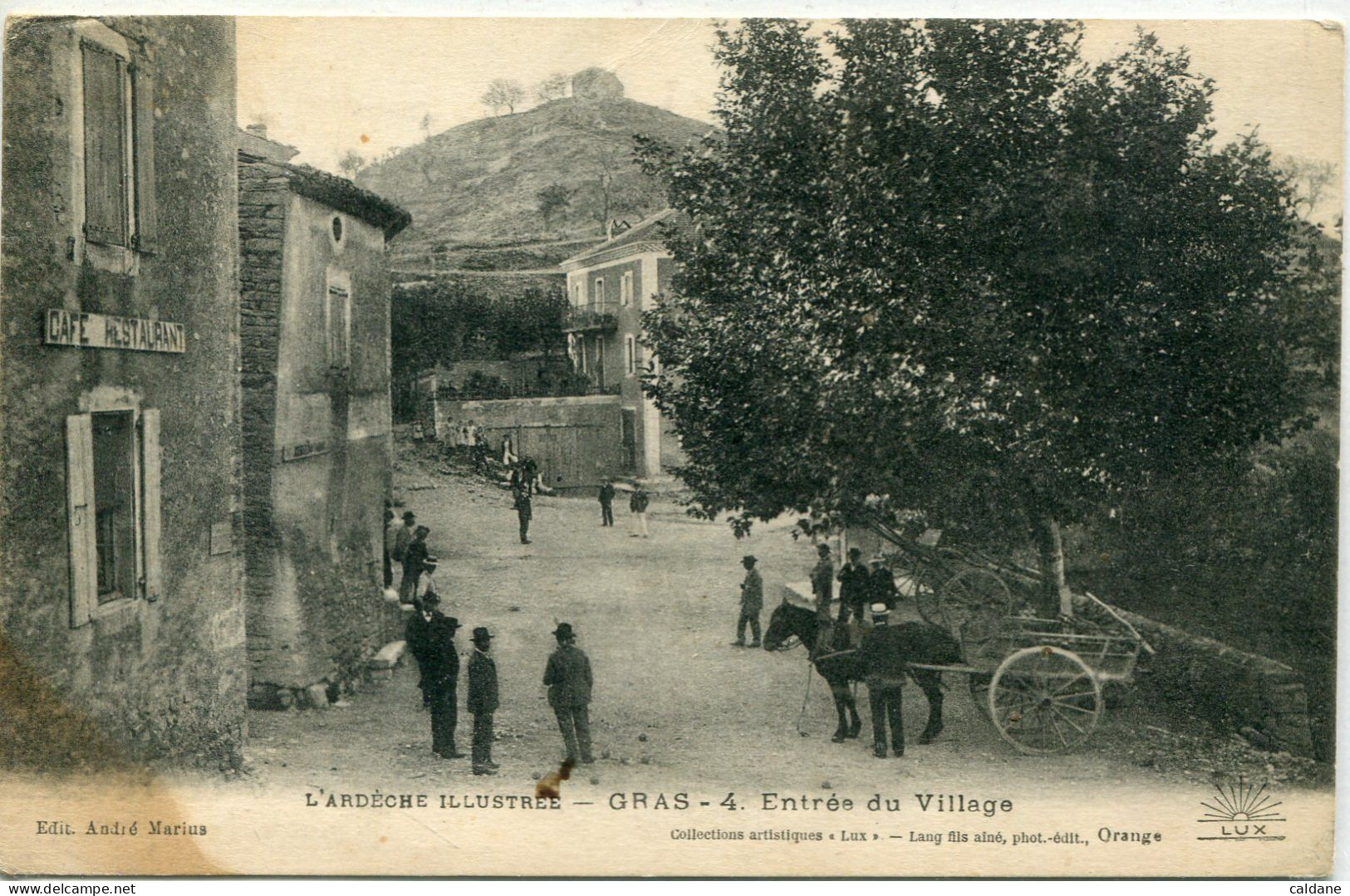 - 07 -ARDECHE-x GRAS (4) - Entrée Du Village - Café Restaurant à Gauche - Jeux  De  Boules- - Pétanque