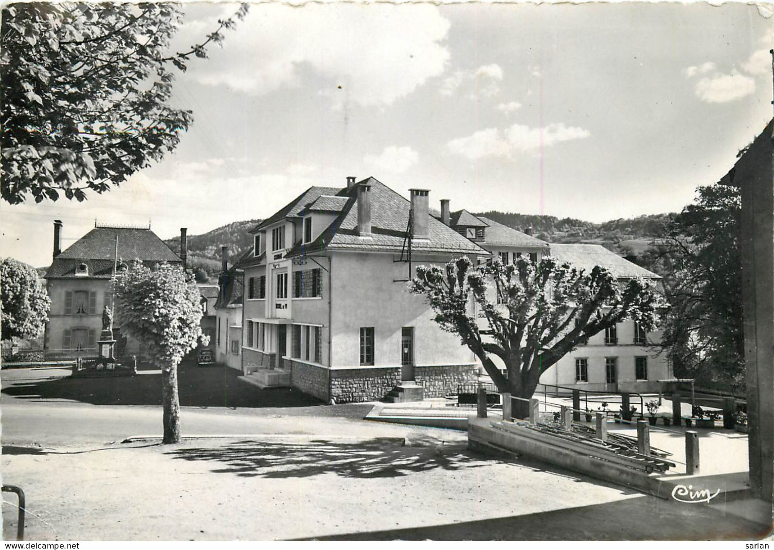 15 , CONDAT EN FENIERS , Place De La Mairie , Monument Et école , * M 29 57 - Condat