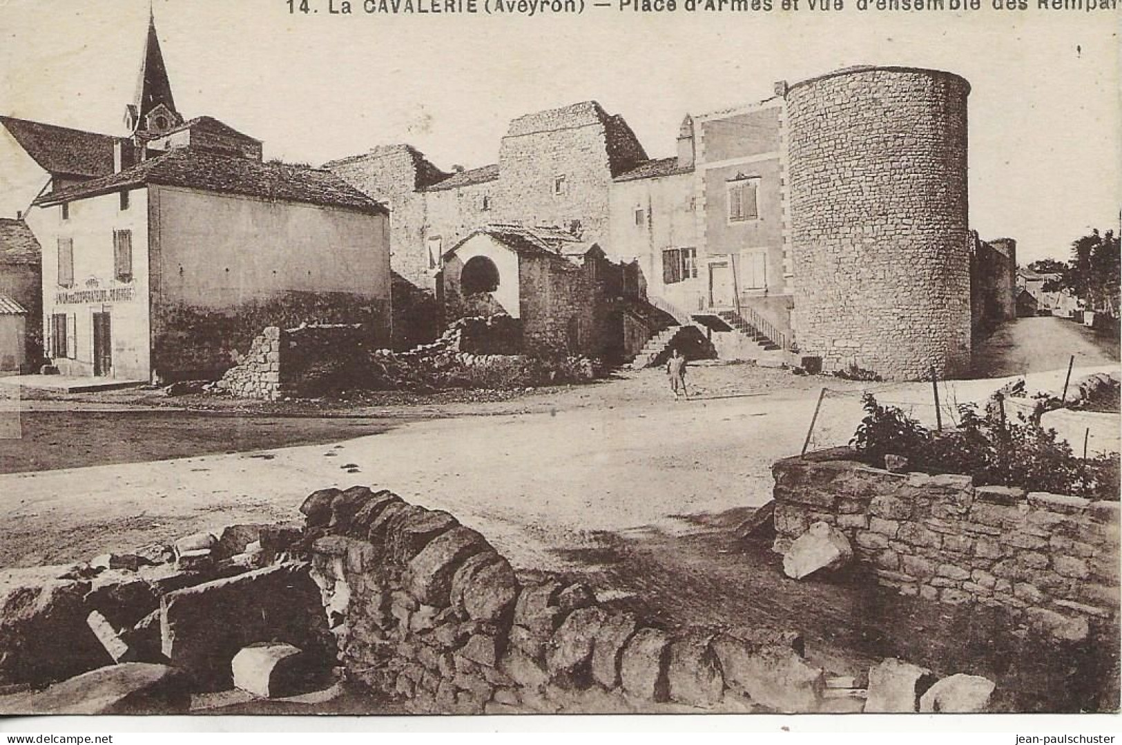 12  -  La Cavalerie - Place D'Armes Et Vue D'ensemble Des Remparts  ** CPA Vierge ** - La Cavalerie