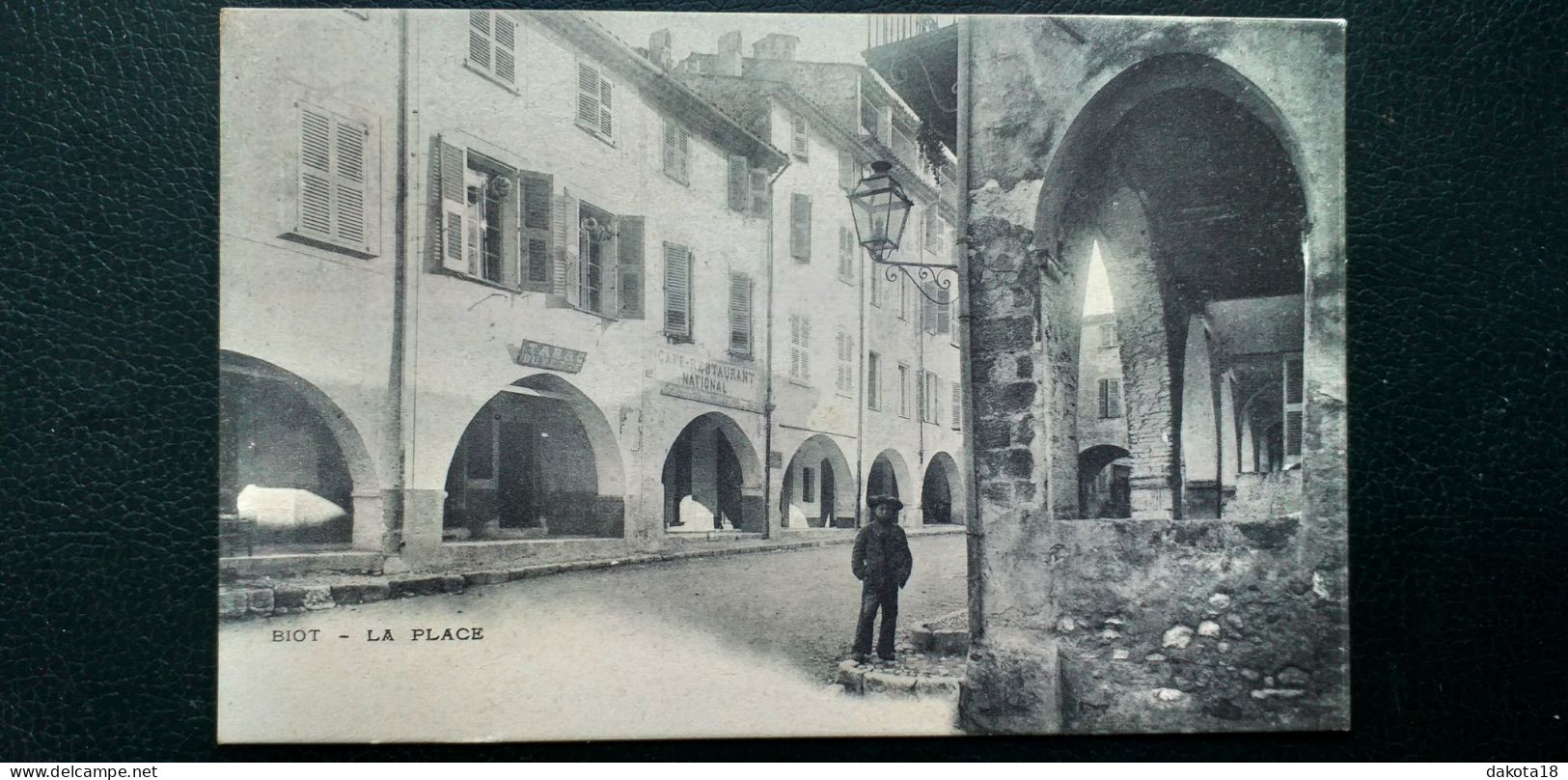 06 ,la Place , Les Arcades Et Le Café Restaurant National - Biot