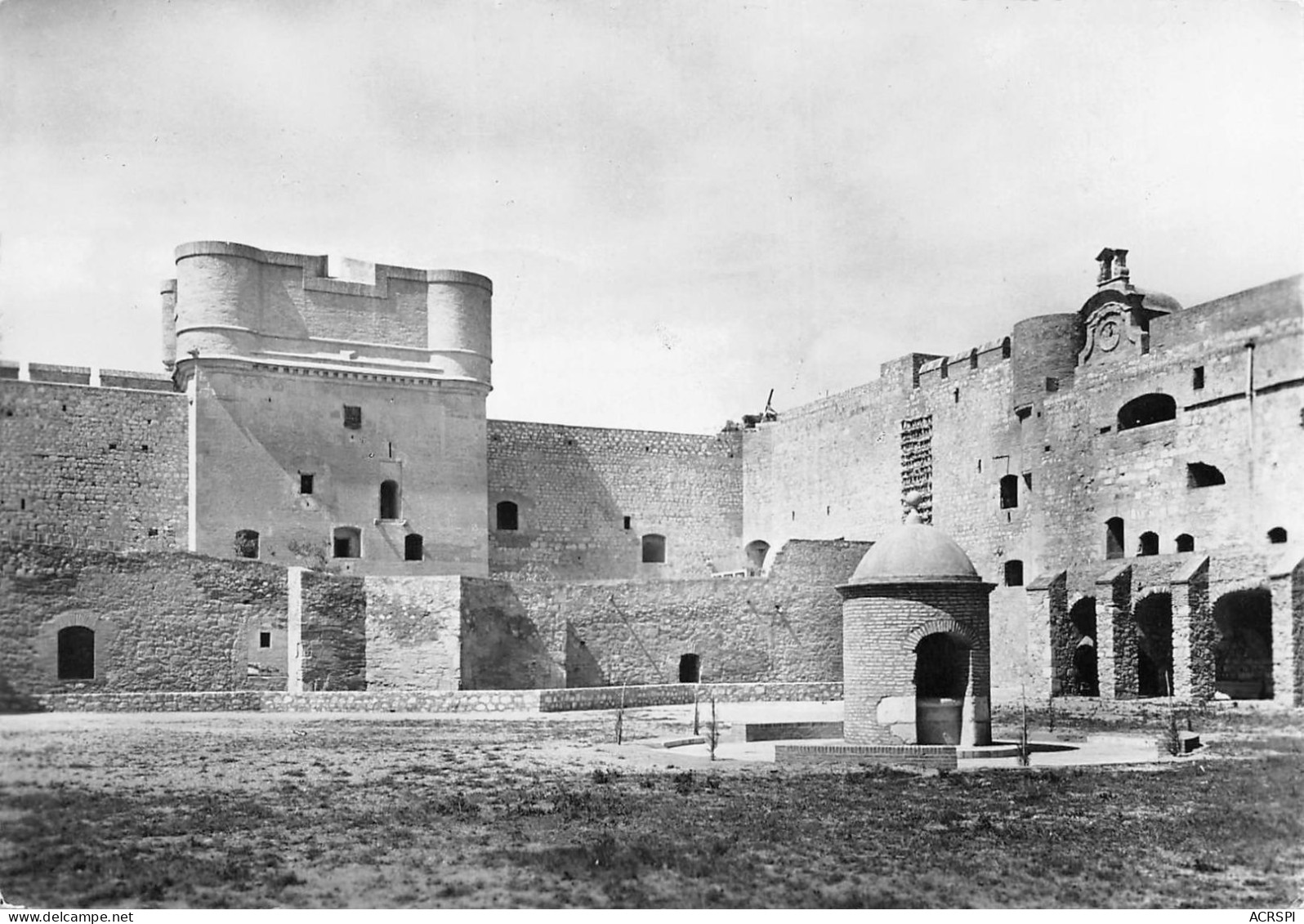 66 SALSES Le Chateau La Cour Intérieure Et Le Donjon Vus Du Sud Est  N° 141 \MK3002 - Salses