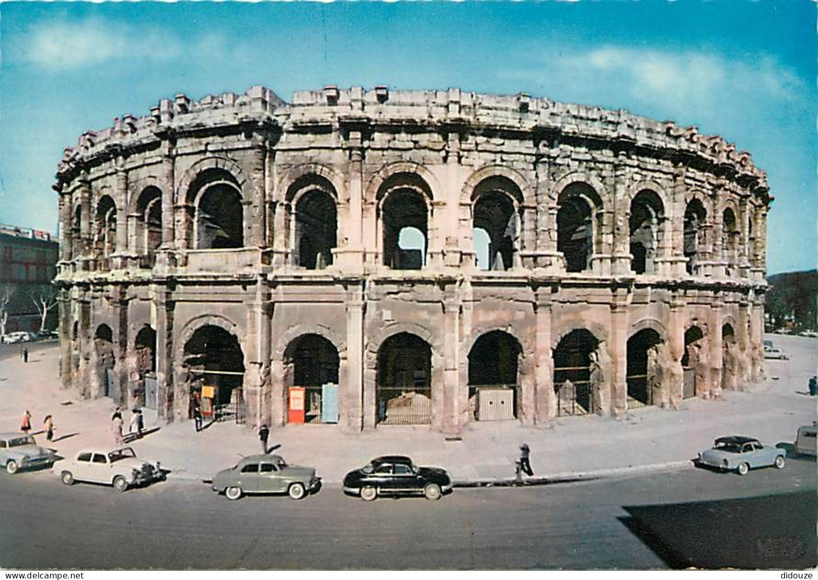 Automobiles - Nimes - Les Arènes - CPM - Carte Neuve - Voir Scans Recto-Verso - Turismo