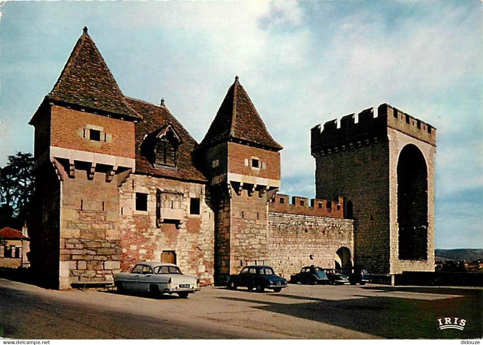 Automobiles - Cahors En Quercy - La Barbacane, Ancien Corps De Garde Du XVe Siècle Et La Tour Des Pendus - CPM - Carte N - Turismo