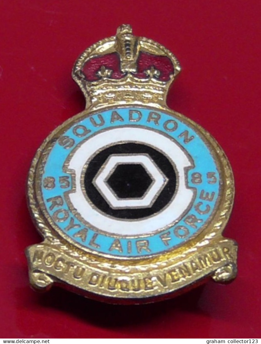 Small Enamel And Metal Pin Badge Royal Airforce RAF No 85 Squadron Kings Crown By HW Miller Branston St Birmingham - Avions