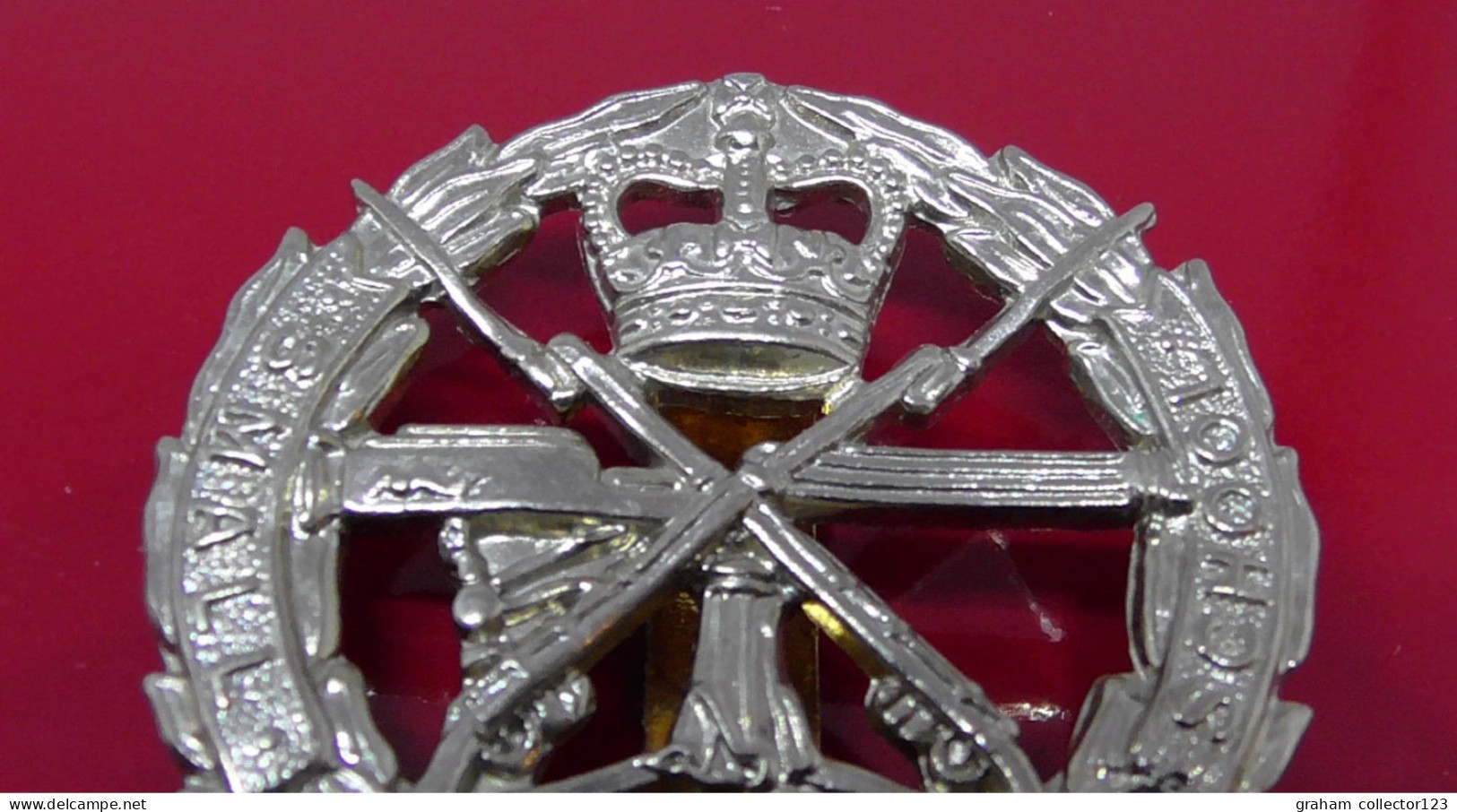 Small Arms School Regiment Modern Good Quality Copy Metal Badge British Army Queens Crown - Army