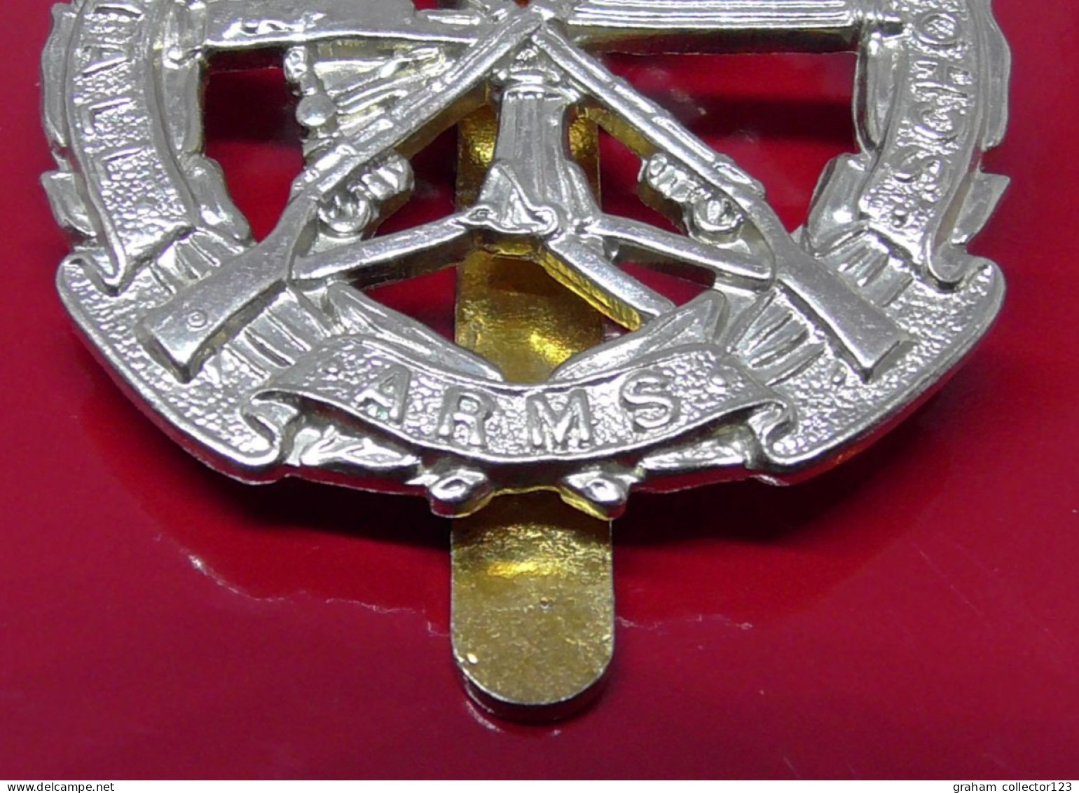 Small Arms School Regiment Modern Good Quality Copy Metal Badge British Army Queens Crown - Army