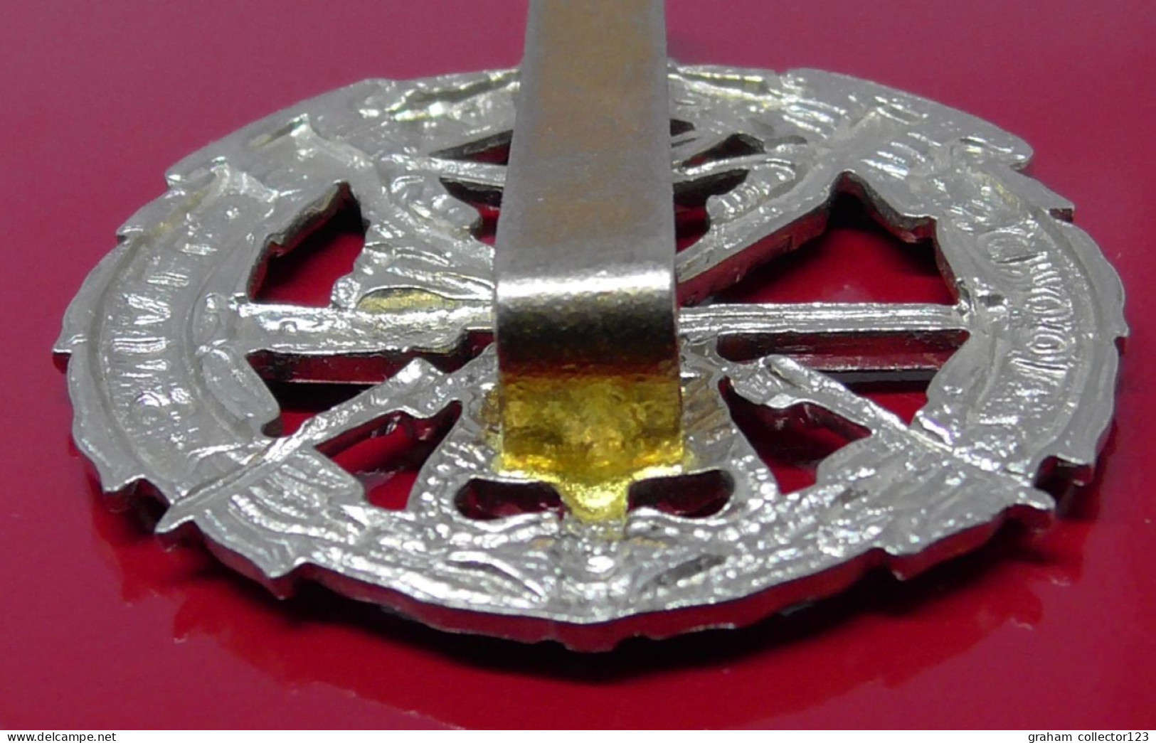 Small Arms School Regiment Modern Good Quality Copy Metal Badge British Army Queens Crown