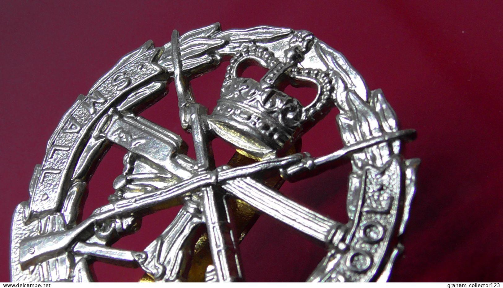 Small Arms School Regiment Modern Good Quality Copy Metal Badge British Army Queens Crown