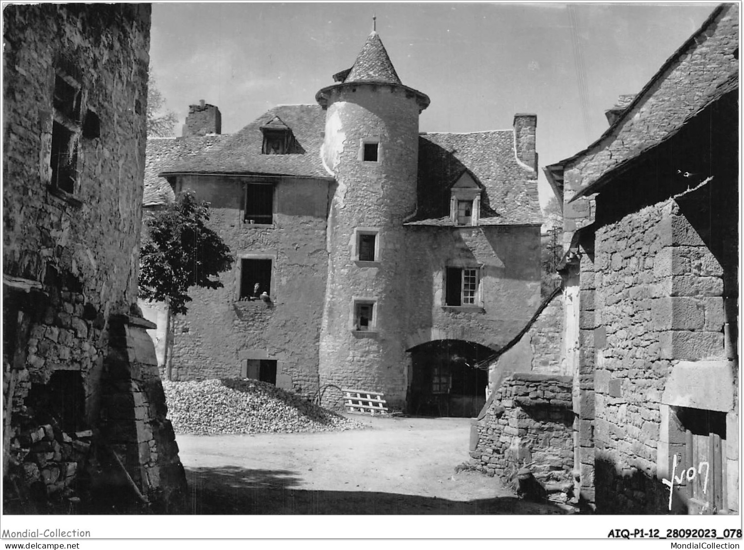 AIQP1-12-0040 - BOZOULS - Aveyron - La Place  - Bozouls