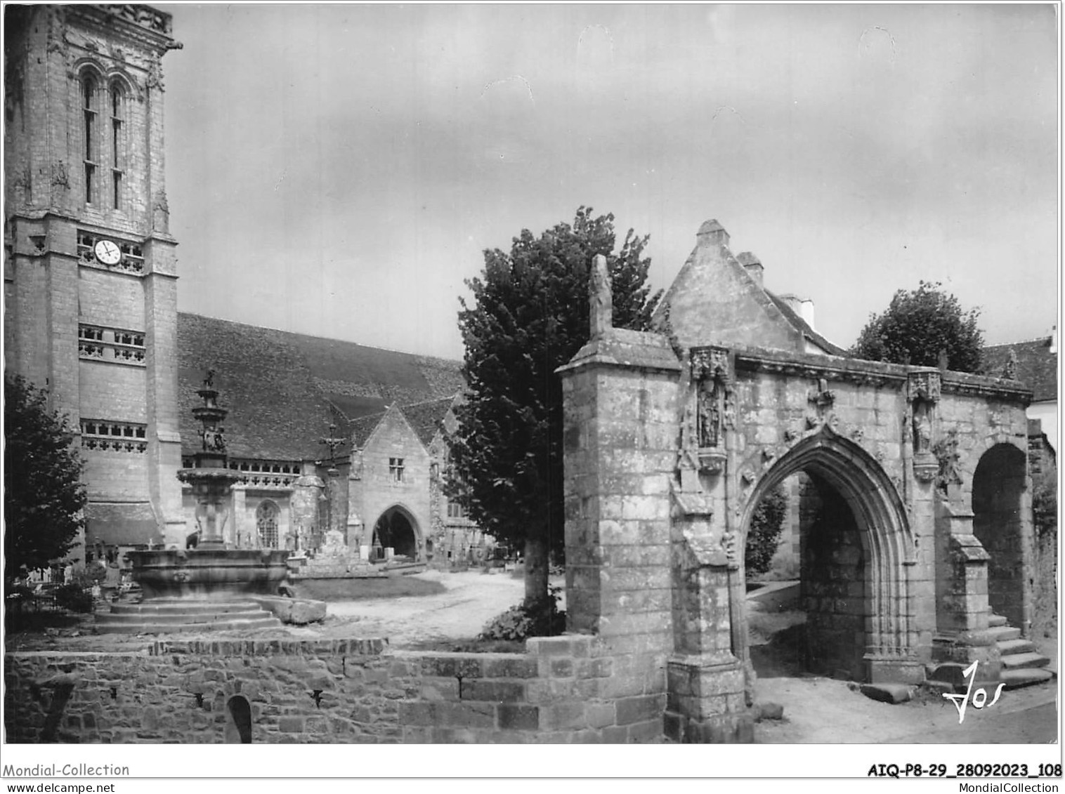 AIQP8-29-0822 - ST-JEAN-DU-DOIGT - Finistère - église Et Arc De Triomphe  - Saint-Jean-du-Doigt