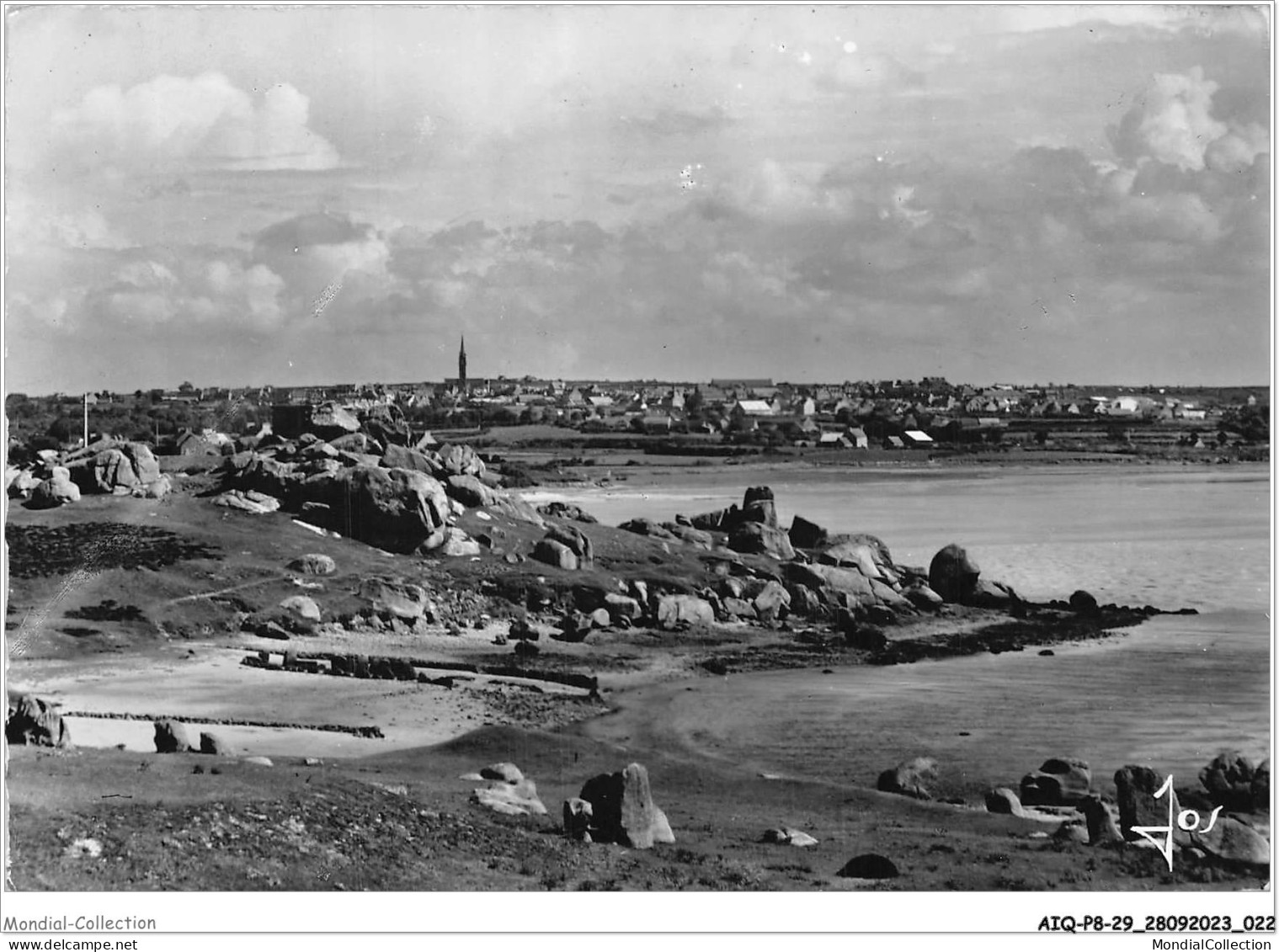 AIQP8-29-0779 - PLOUESCAT - Finistère - Vue Générale Du Bourg Prise D'une Des Petites Crisques De L'anse De Kernic  - Plouescat