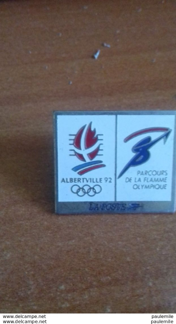 2   PIN'S LA   POSTE   JEUX OLYMPIQUES   AUBERVILLE 92 - Mail Services