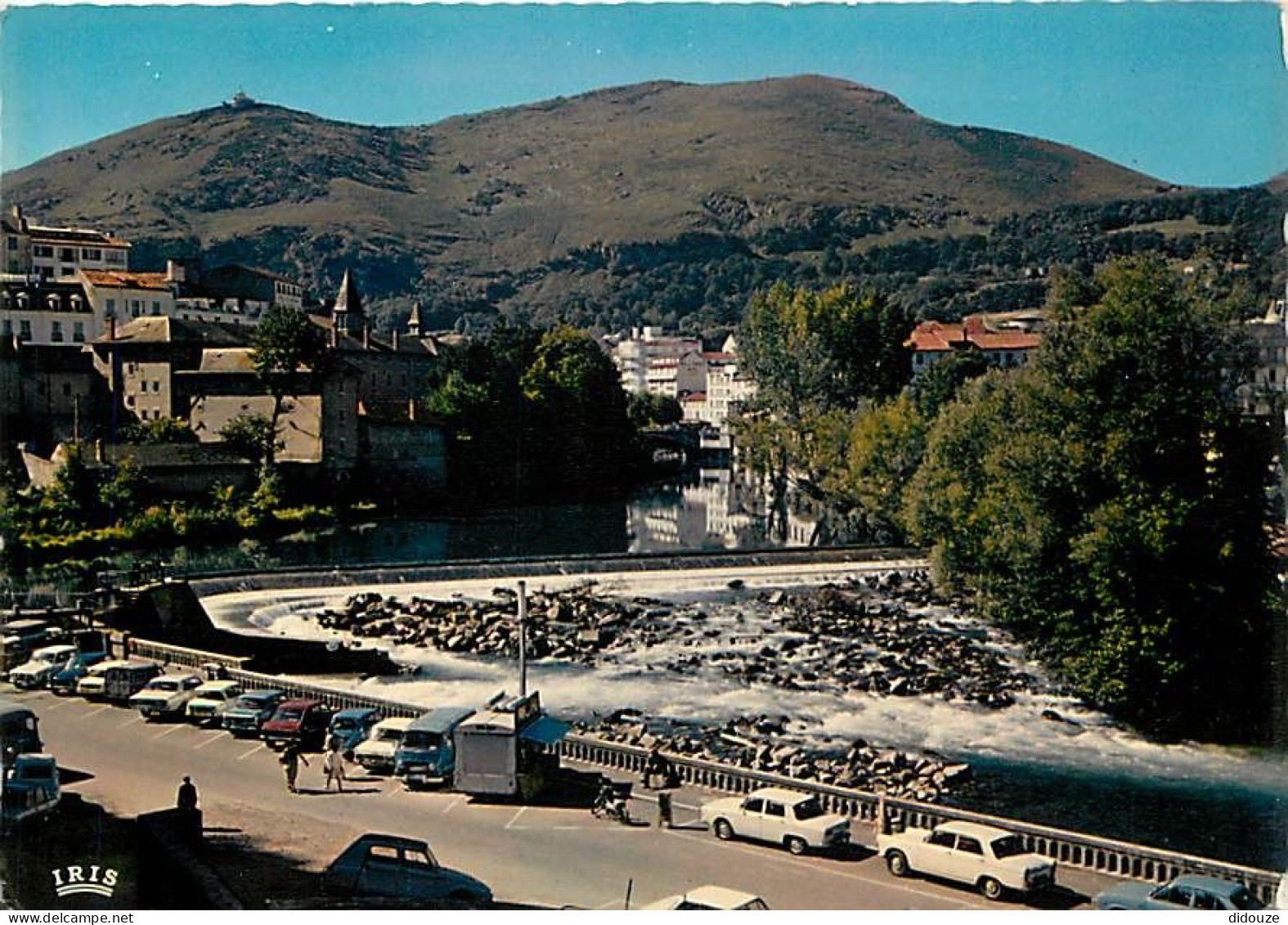 Automobiles - Lourdes - Vue Prise De L'Hotel Sainte Marie - Quai St-Jean - Sur Le Parking, Le Gave, Le Pont Vieux Et Le  - Turismo
