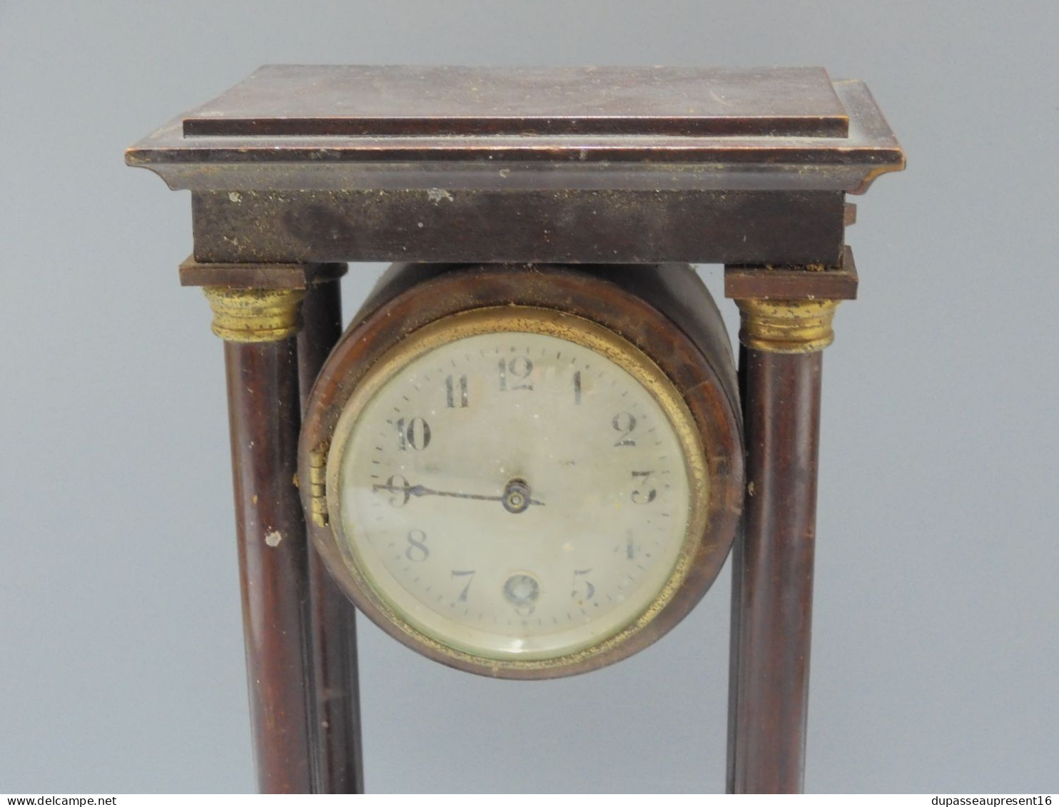 -ANCIENNE PENDULETTE STYLE EMPIRE ANNEES 50 A RESTAURER Sortie De Grenier    E - Clocks