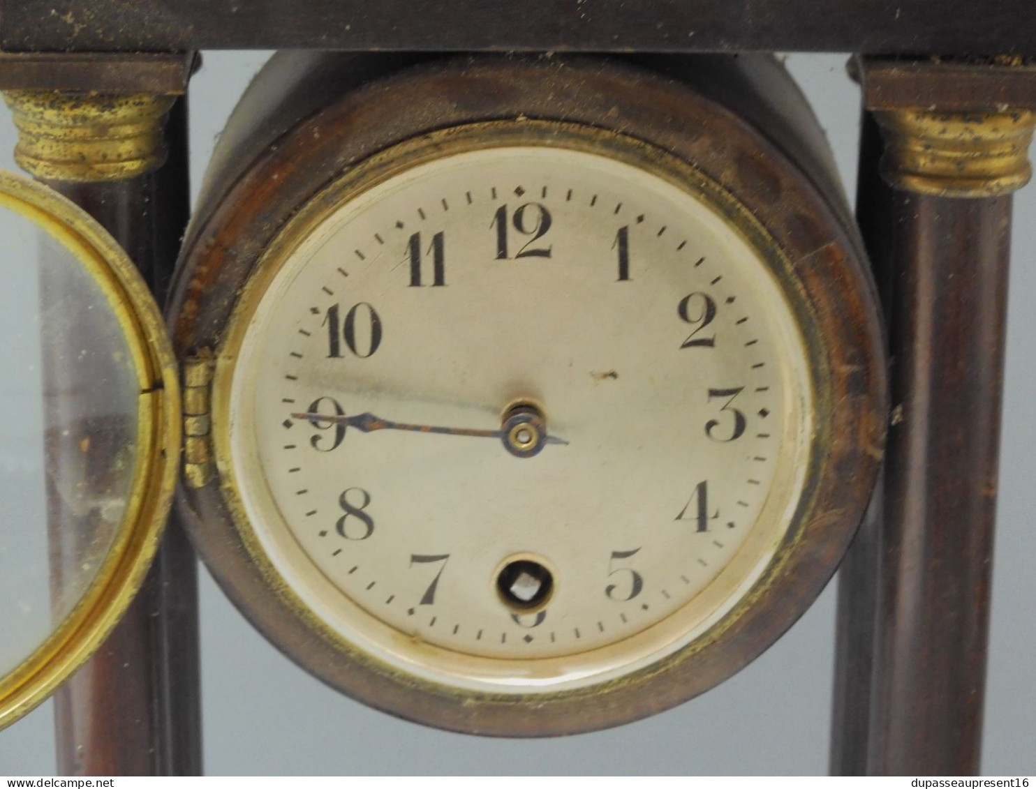 -ANCIENNE PENDULETTE STYLE EMPIRE ANNEES 50 A RESTAURER Sortie De Grenier    E - Horloges