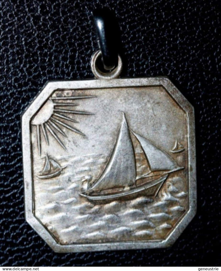 Médaille Pendentif Ancien Années 30 Métal Argenté Années 50 "Souvenir De Plage / Voilier - Phare" Bretagne - Anhänger
