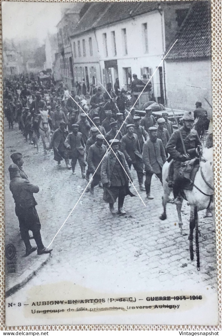 AUBIGNY En ARTOIS (62) Guerre 14-16 WW1 Un Groupe De 250 Prisonniers Allemands Traverse AUBIGNY CP Vers 1916 - Aubigny En Artois