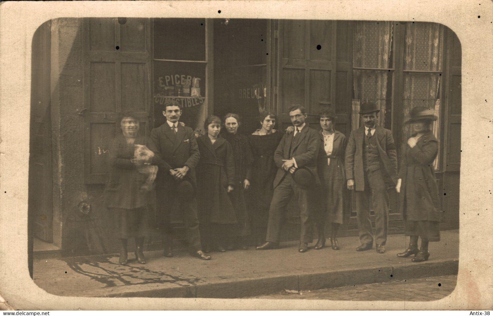 N59 - COMMERCE - Carte Photo - Tout Le Monde Est Réuni Devant L'épicerie - Negozi