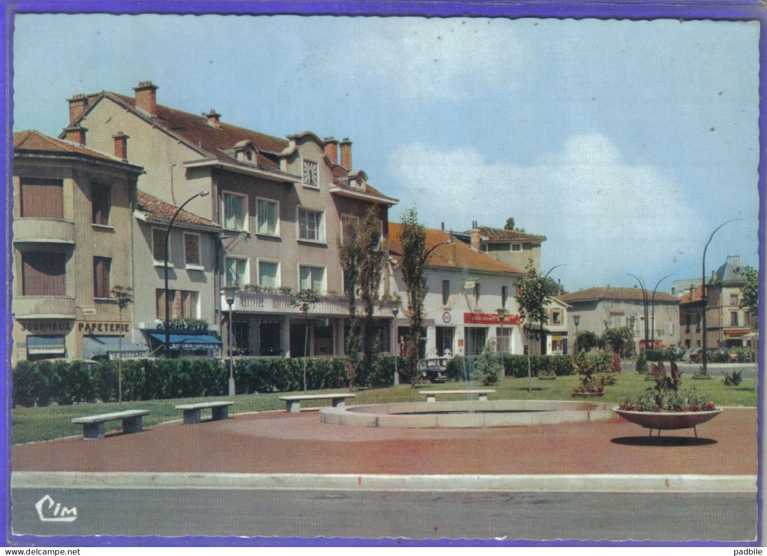 Carte Postale 01. Châtillon-sur-Chalaronne   Station Essence ESSO  Place De La République Très Beau Plan - Châtillon-sur-Chalaronne