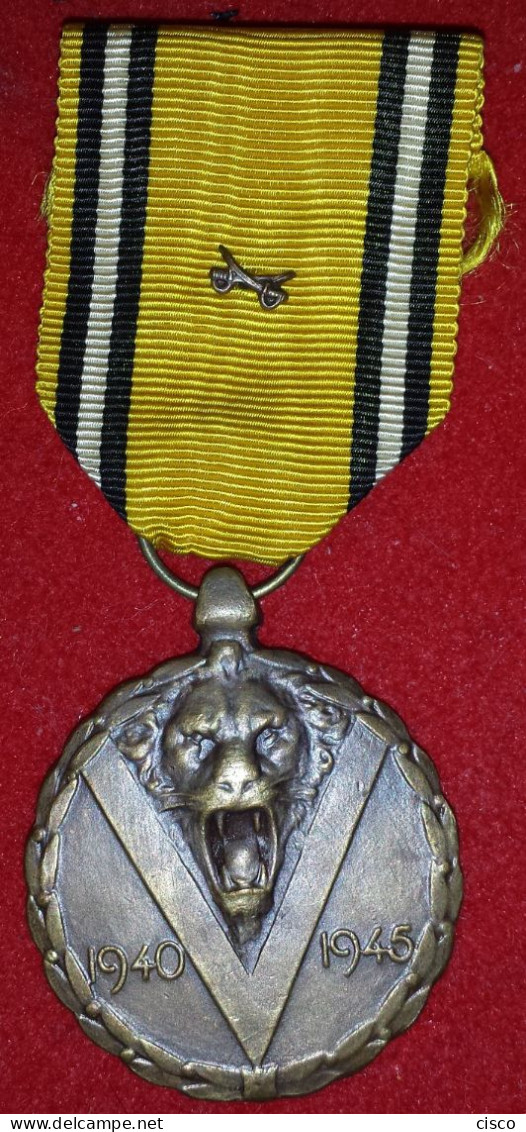 BELGIQUE WW2 1940 - 1945 Médaille Commémorative Avec Petits Glaives Croisés - Belgique