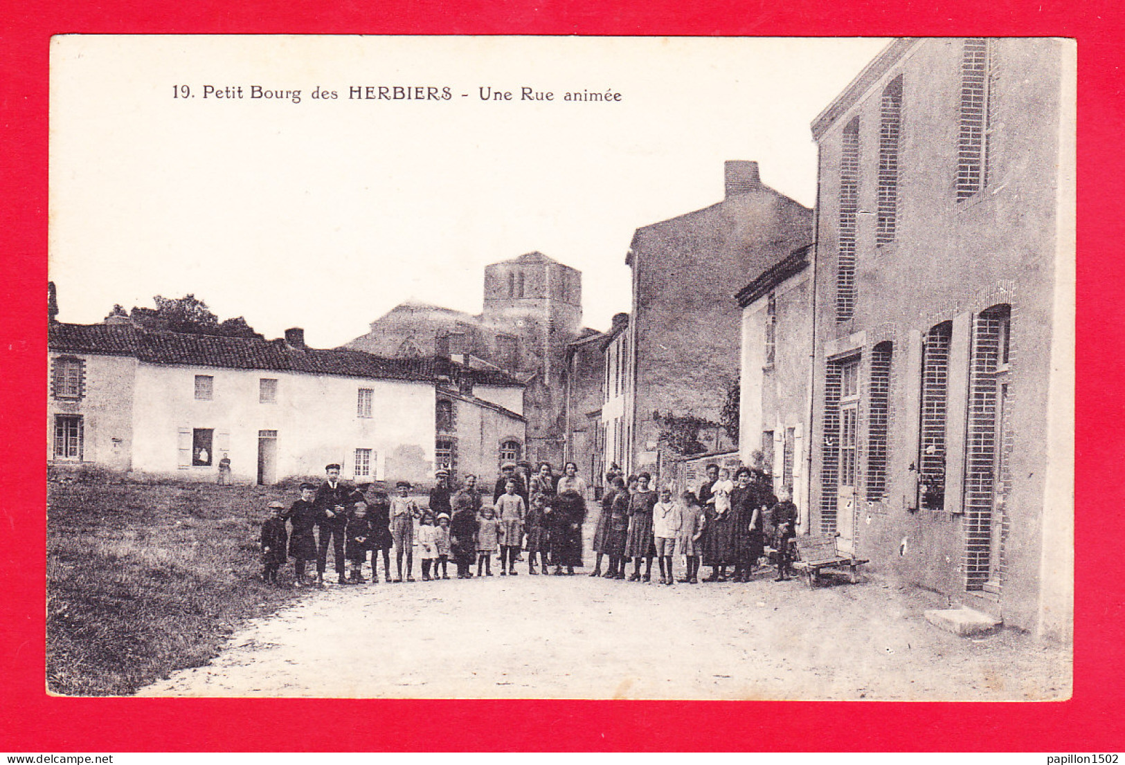 F-85-Les Herbiers-07A64  Petit Bourg Des Herbiers, Une Rue Animée, Cpa BE - Les Herbiers