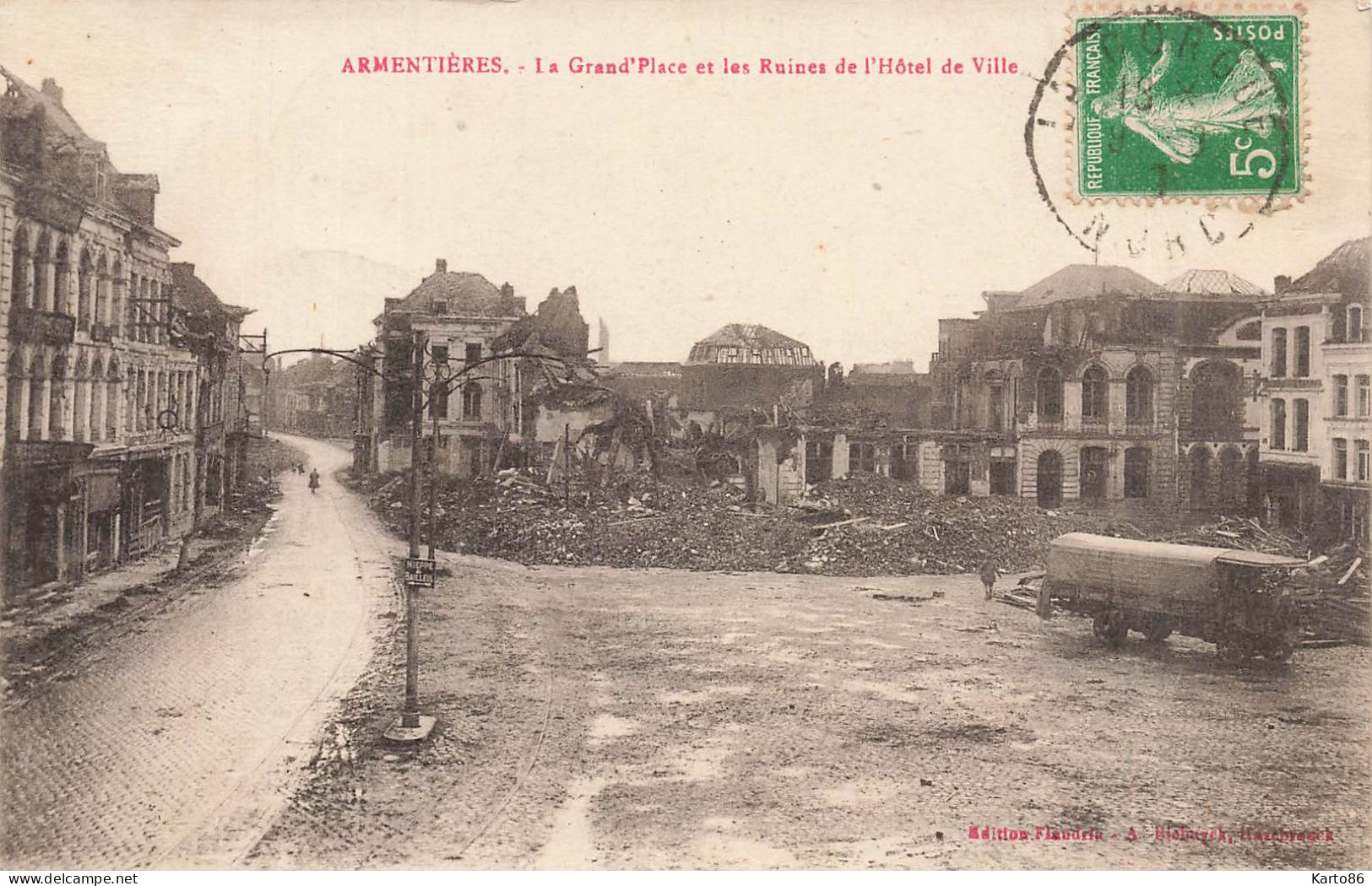 Armentières * La Grand Place Et Les Ruines De L'hôtel De Ville * Bombardements Ww1 - Armentieres
