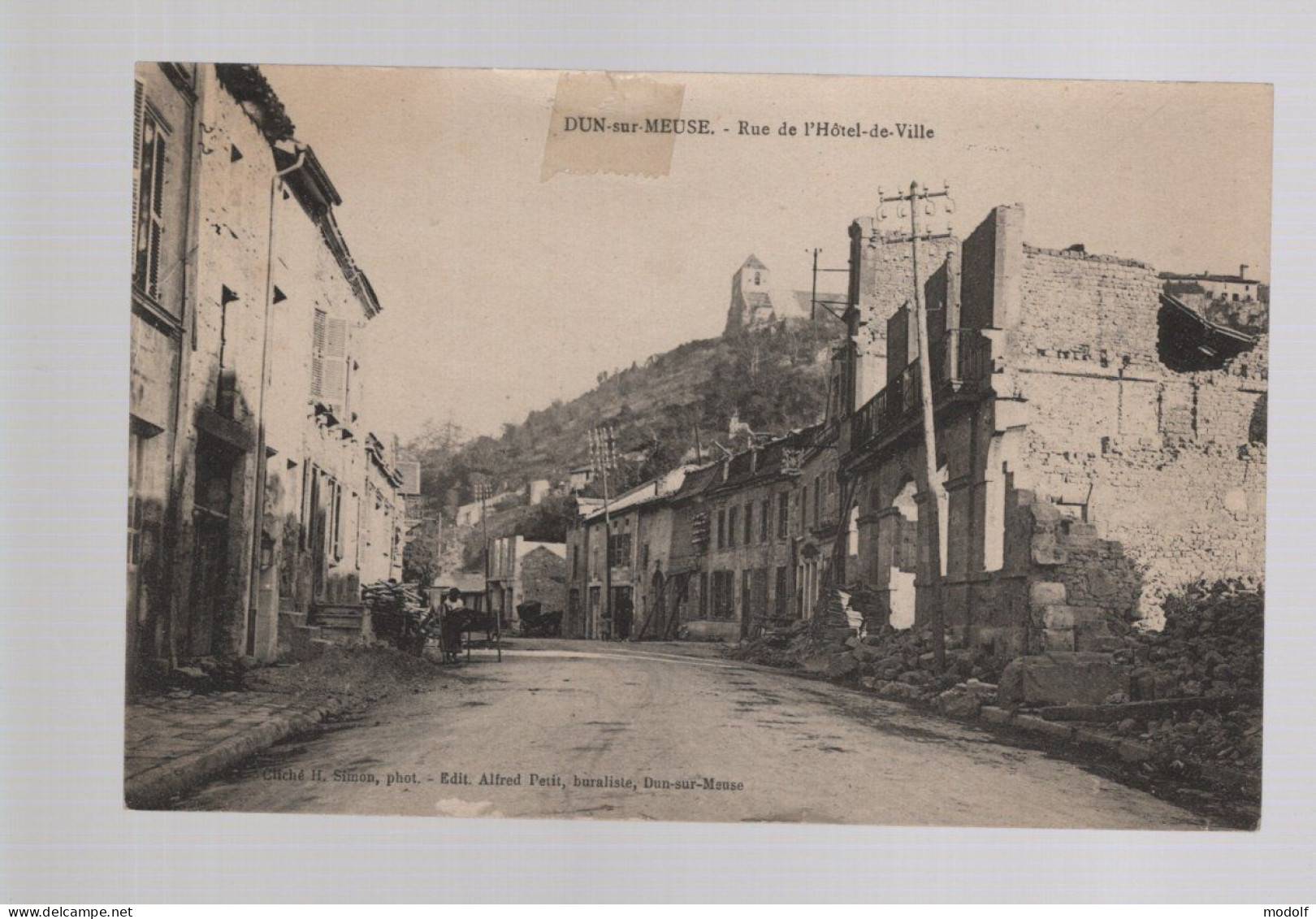 CPA - 55 - Dun-sur-Meuse - Rue De L'Hôtel-de-Ville - Circulée (scotch) - Dun Sur Meuse