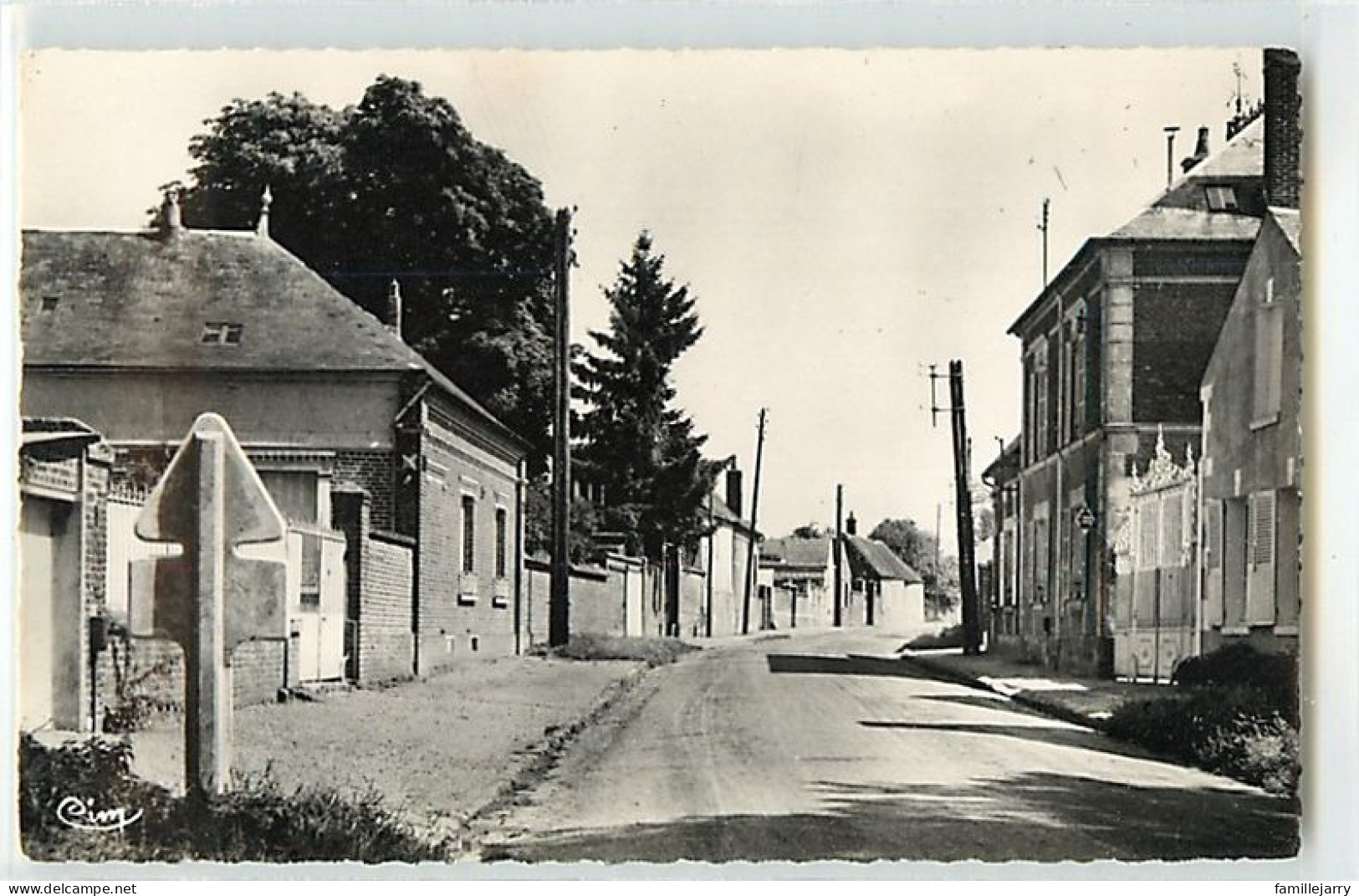 14245 - SAINTE GENEVIEVE - CPSM - LE PETIT FERCOURT / ROUTE DE NOAILLES - Sainte-Geneviève