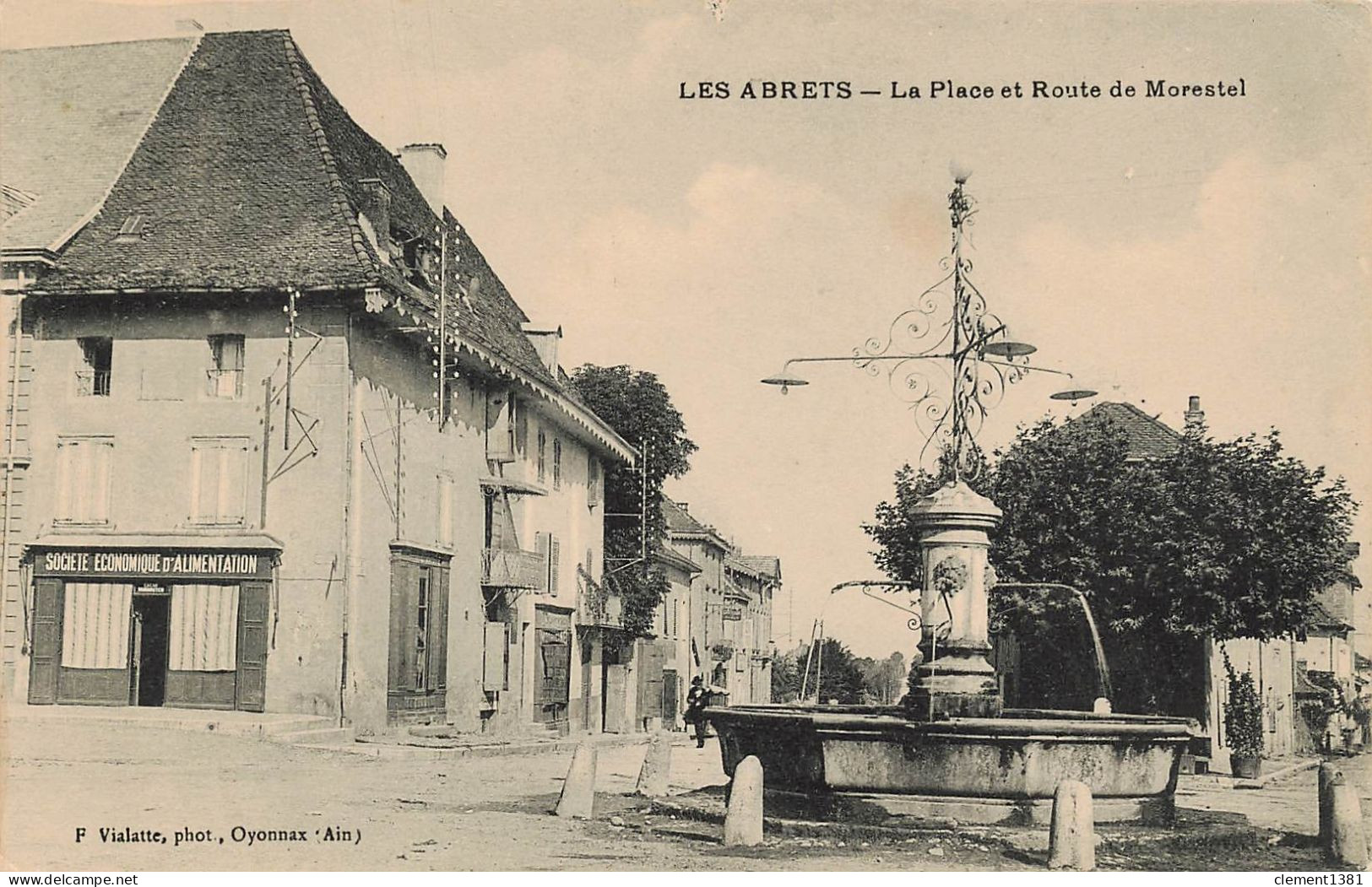 Les Abrets La Place Et Route De Morestel - Les Abrets