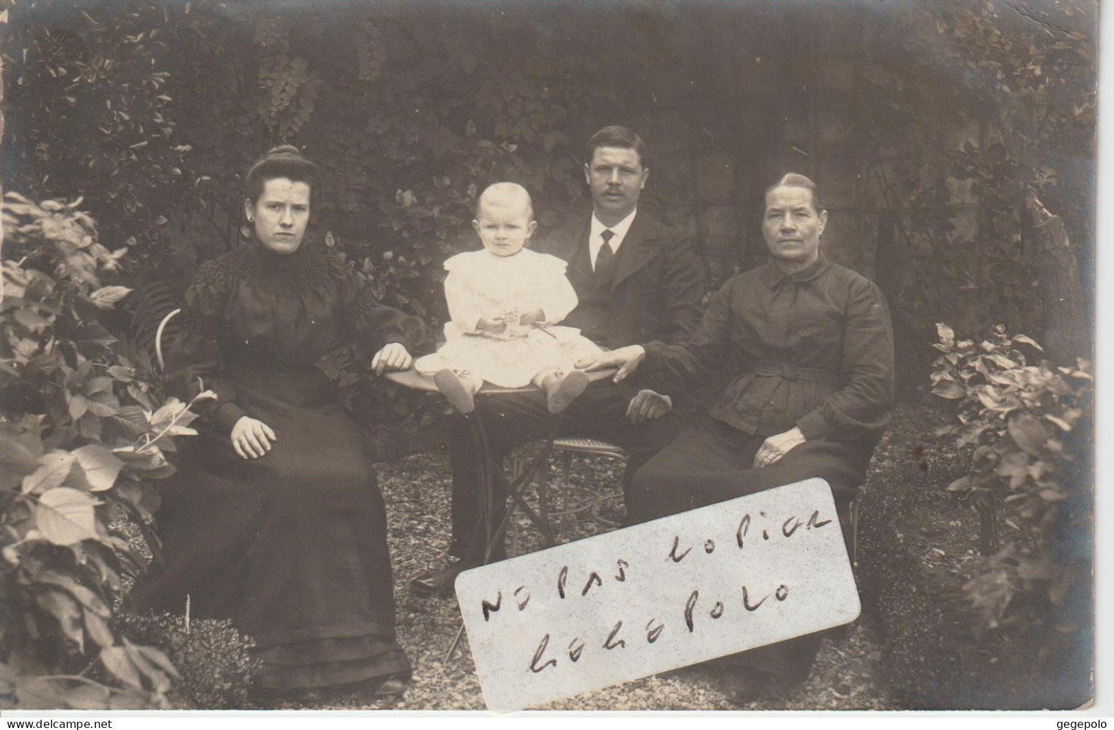 THIAIS - 10 Avenue De Paris - La Famille Colbois ? ( Voir Au Dos ) Posant Dans Son Jardin En 1905 ( Carte Photo ) - Thiais